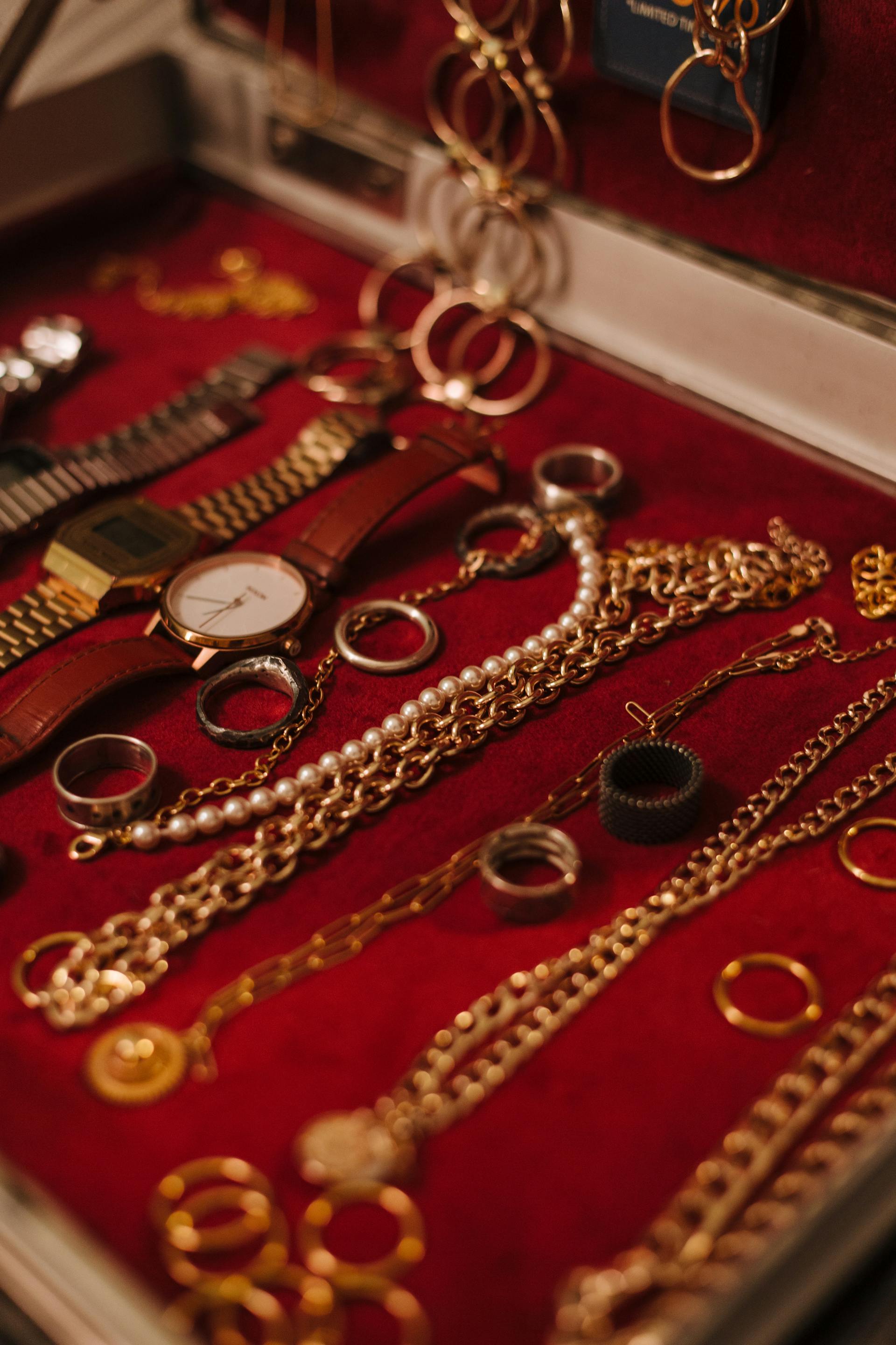 Pieces of  jewelry | Source: Pexels