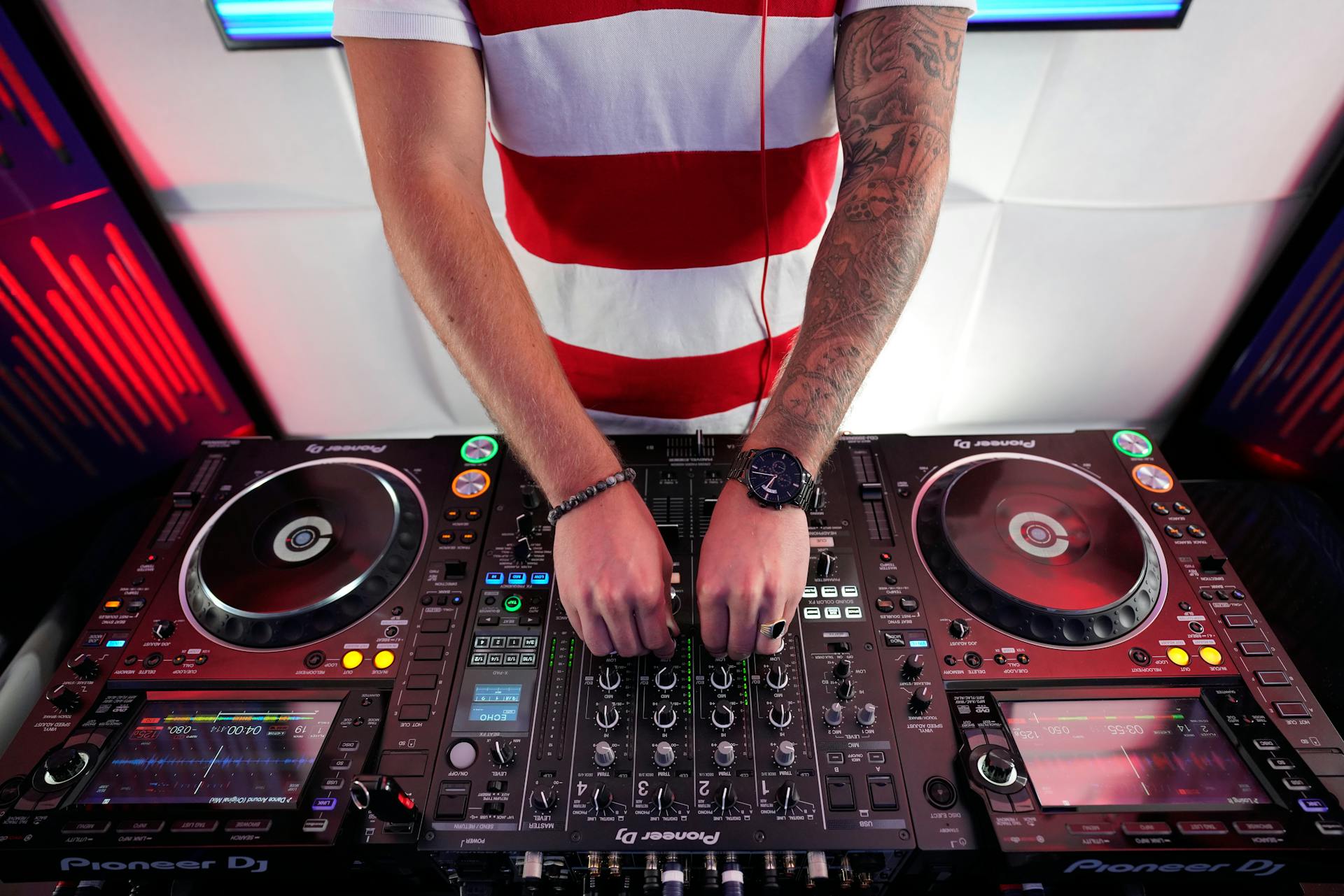 A DJ working | Source: Pexels