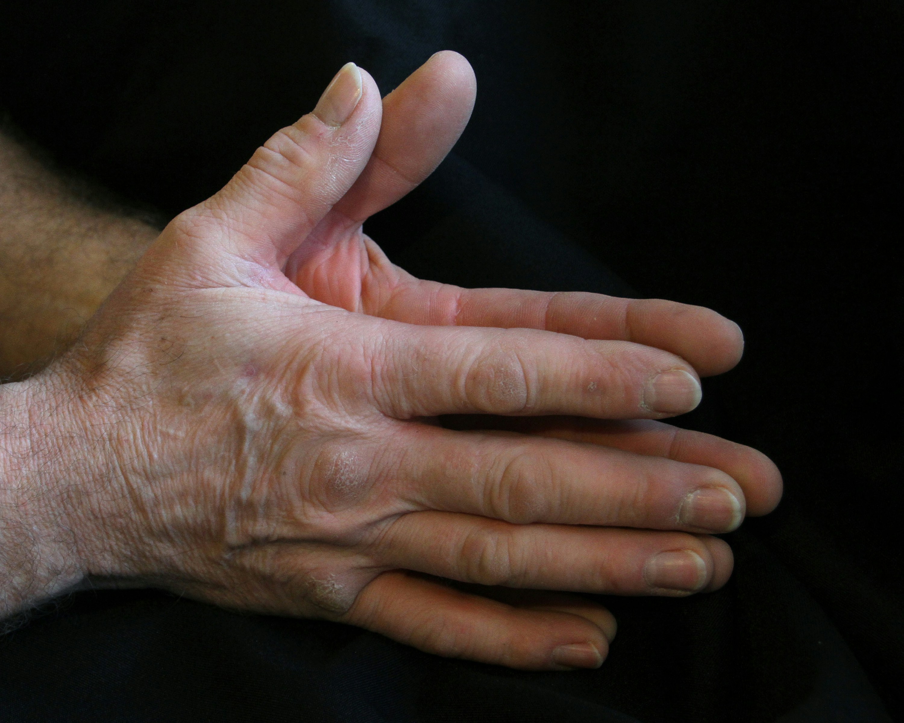 A man rubbing his hands together | Source: Unsplash