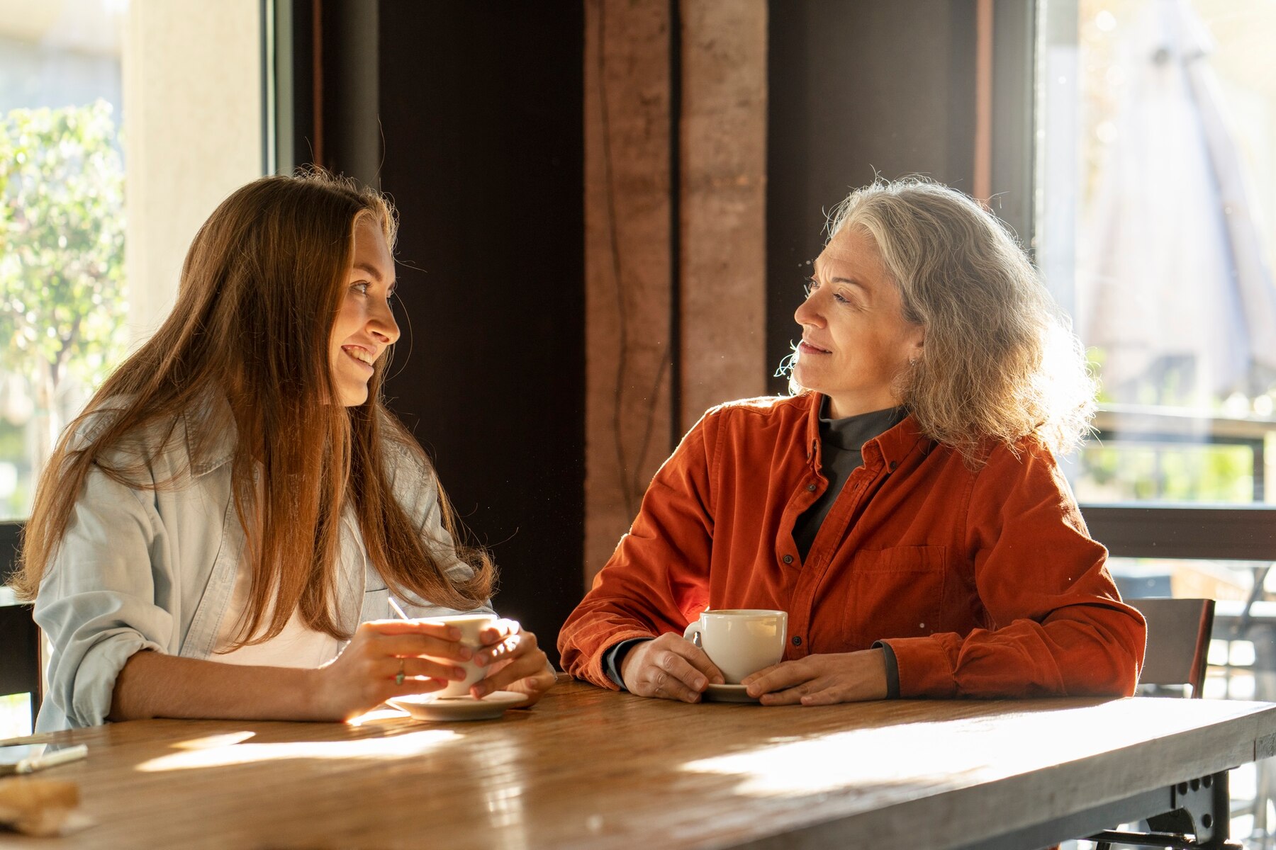 An elderly woman talking to a young woman | Source: Freepik