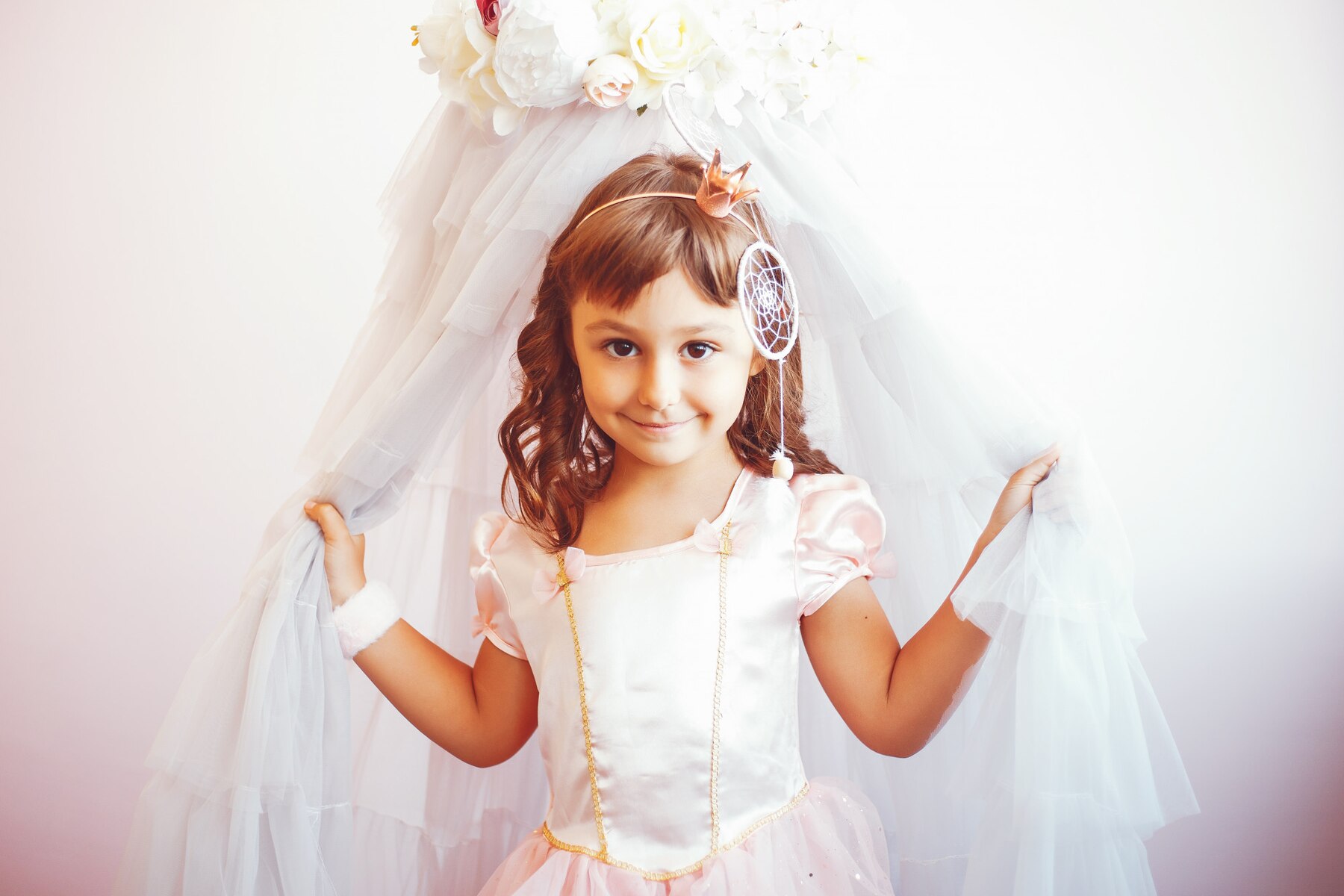 Uma menina em seu vestido de princesa | Fonte: Freepik