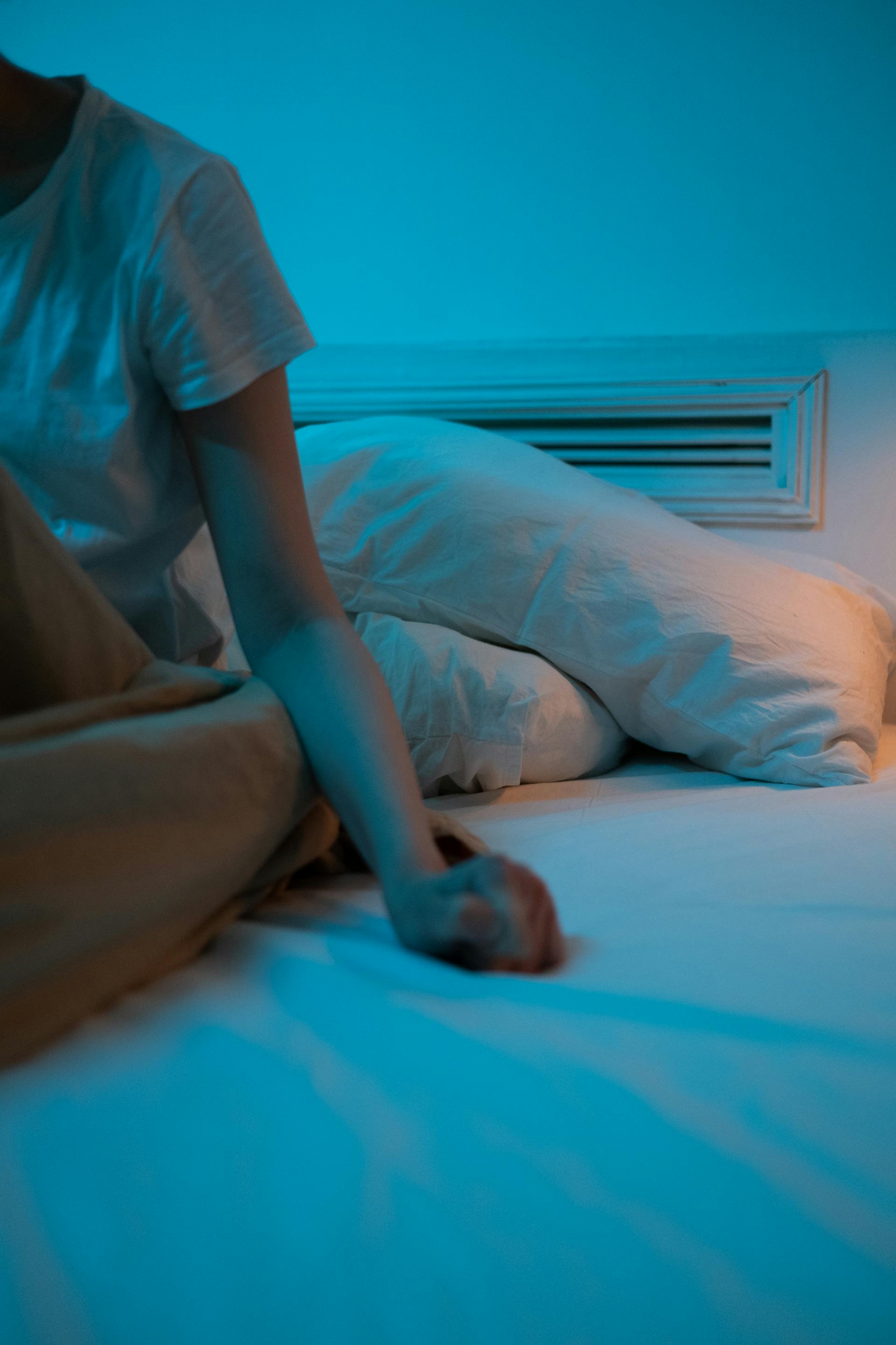 A woman sitting up in bed | Source: Pexels