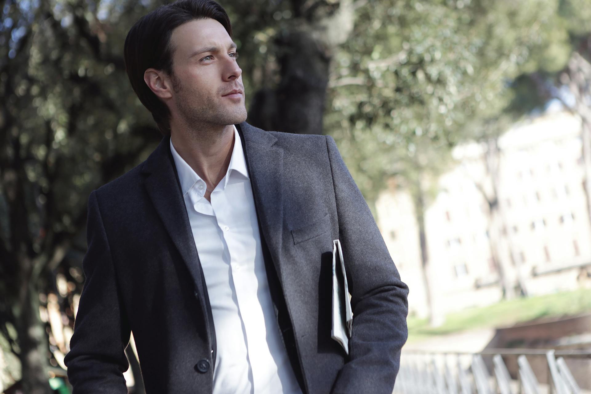 A man in a suit staring at someone | Source: Pexels