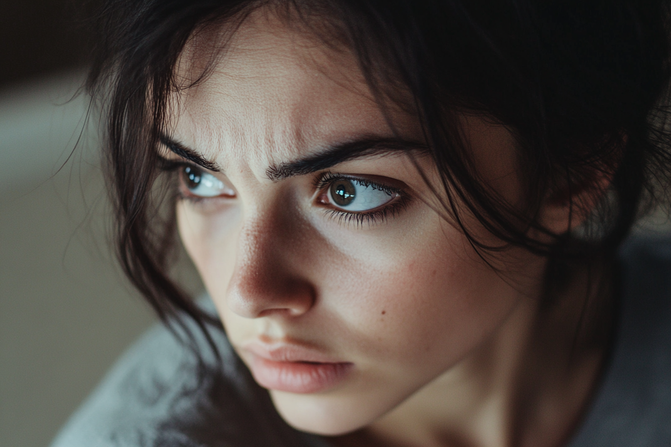 Une femme fronçant les sourcils | Source : Midjourney