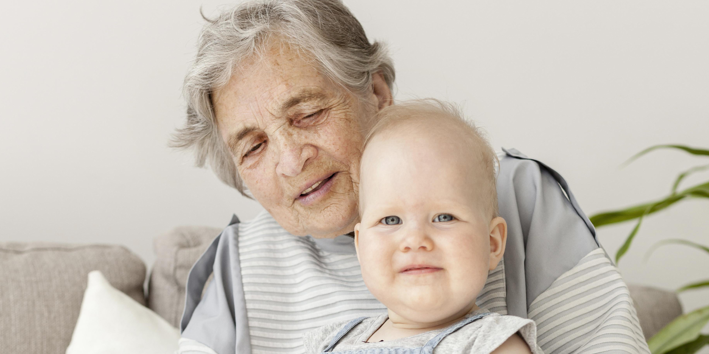 A woman with her grandchild | Source: Freepik