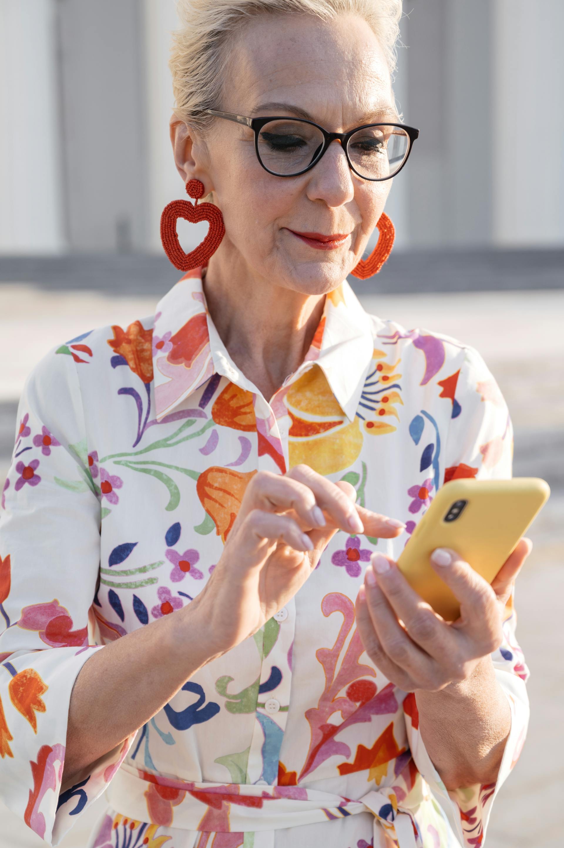 A senior woman using her phone | Source: Pexels