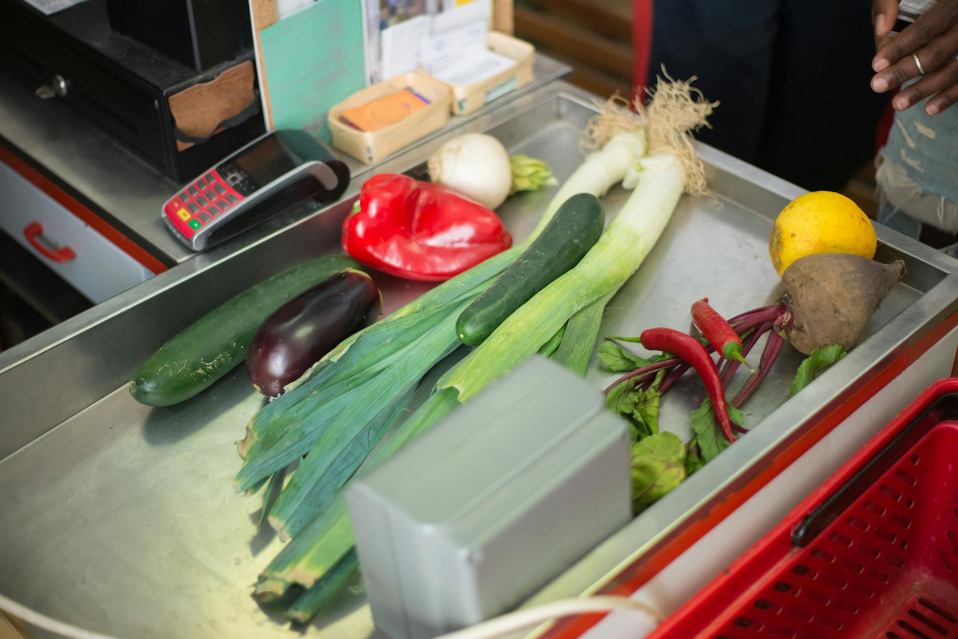 Vegetables on a grocery store counter | Source: Pexels