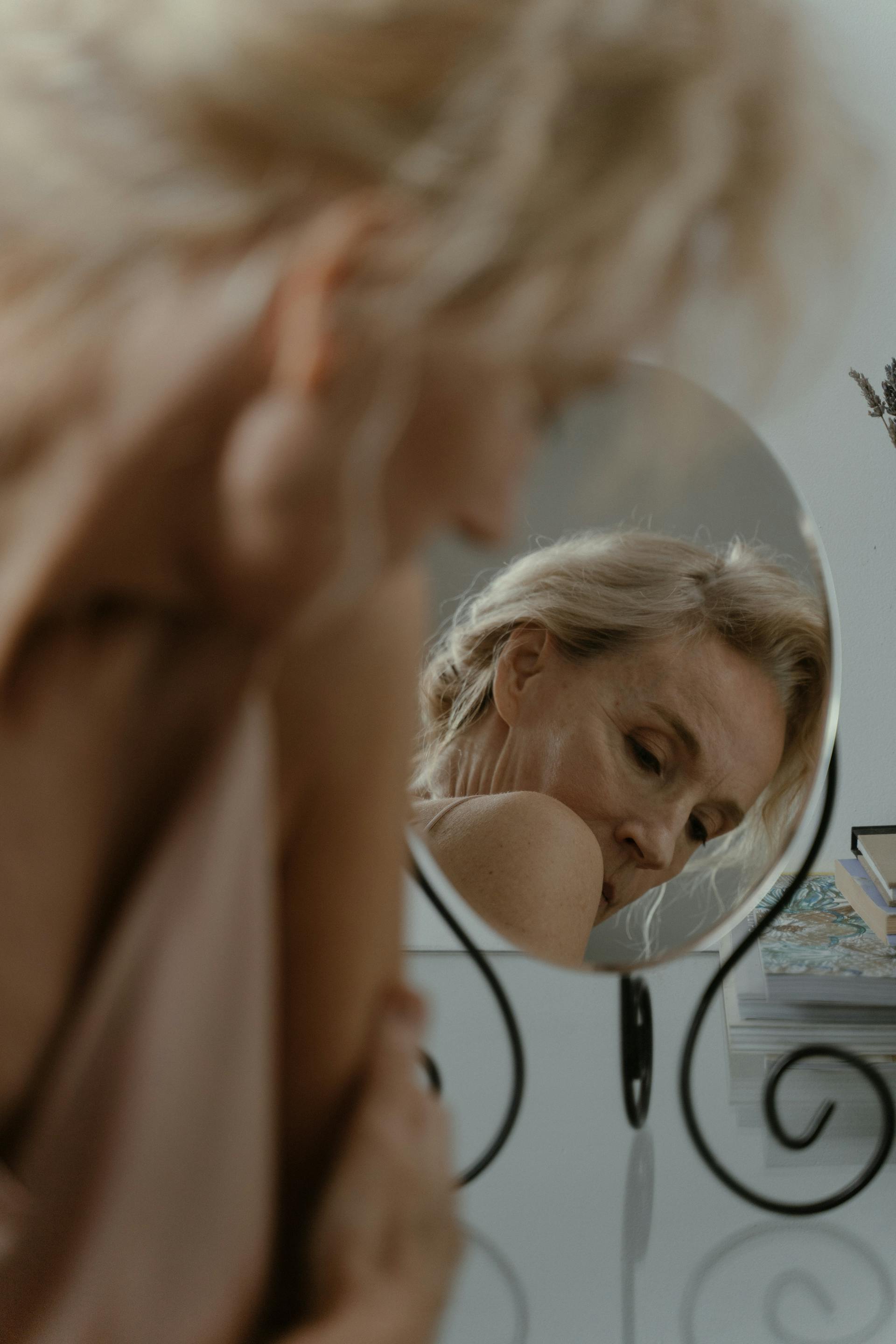 A woman glancing over her shoulder | Source: Pexels
