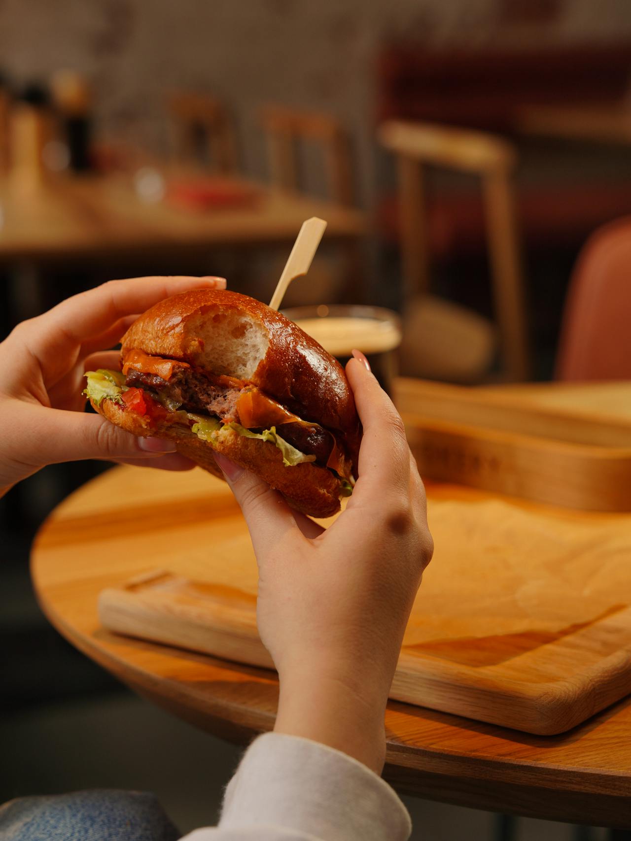 A woman eating a burger | Source: Pexels