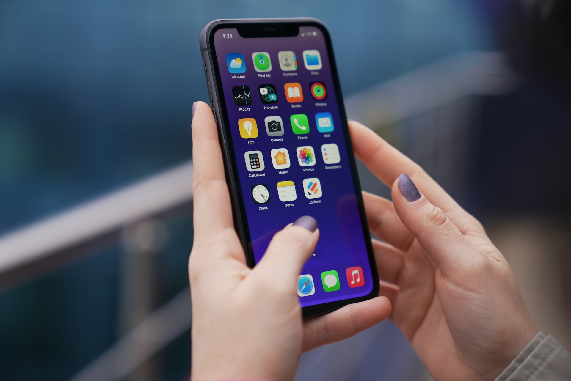 A woman holding her phone | Source: Unsplash