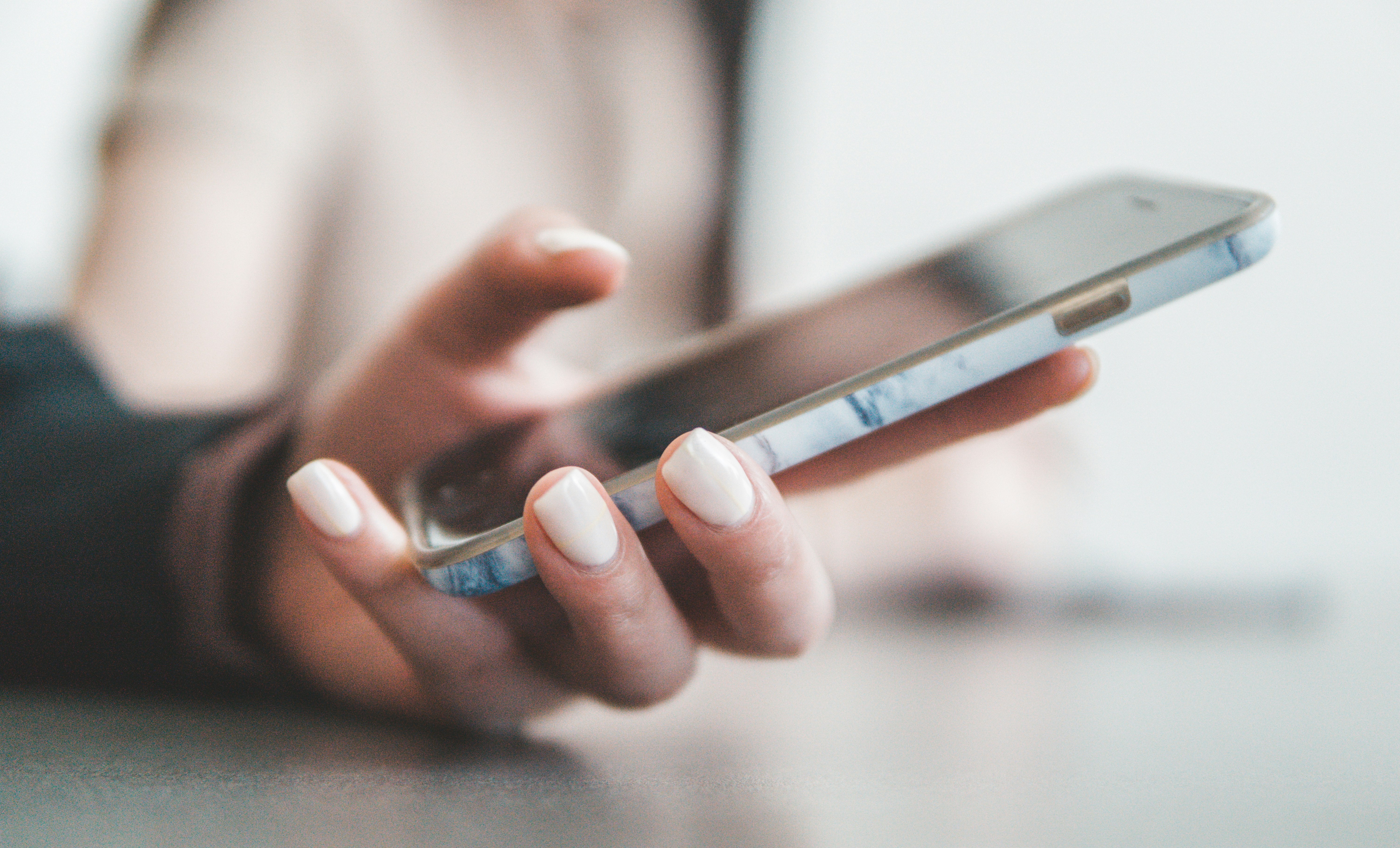 A person holding a phone in their hand | Source: Unsplash