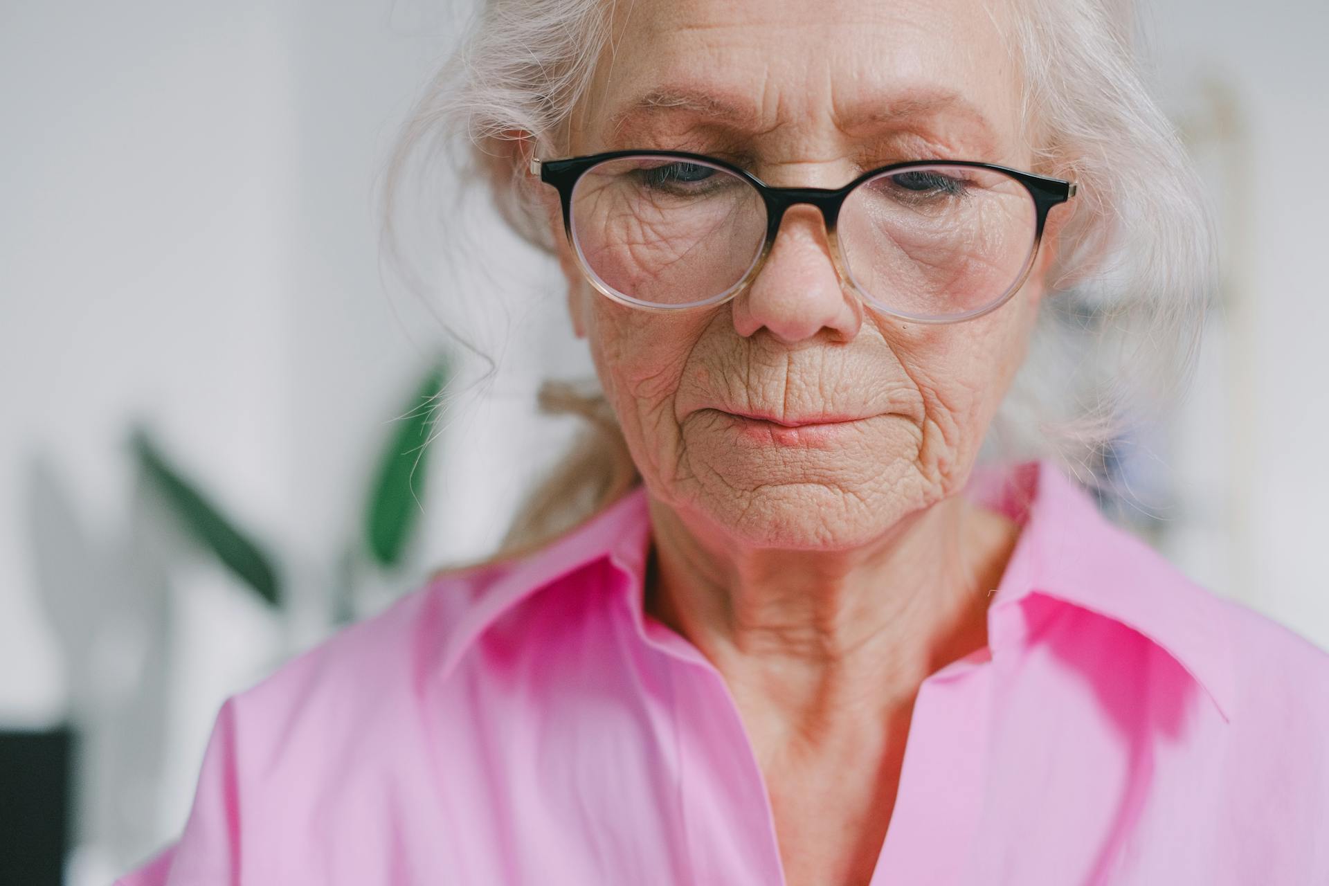 A close-up shot of an older woman in her living room | Source: Pexels