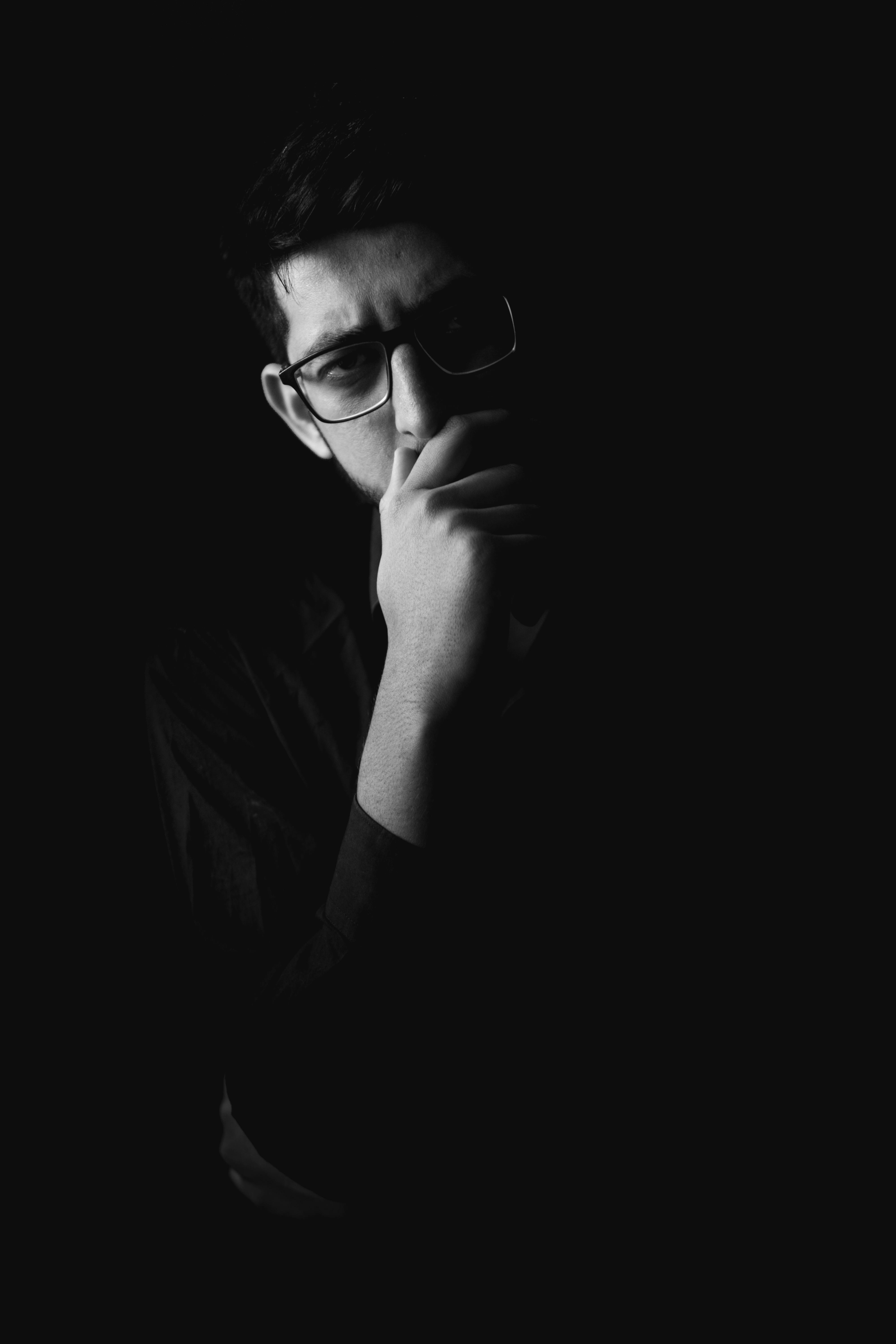Retrato de um homem usando óculos | Fonte: Pexels