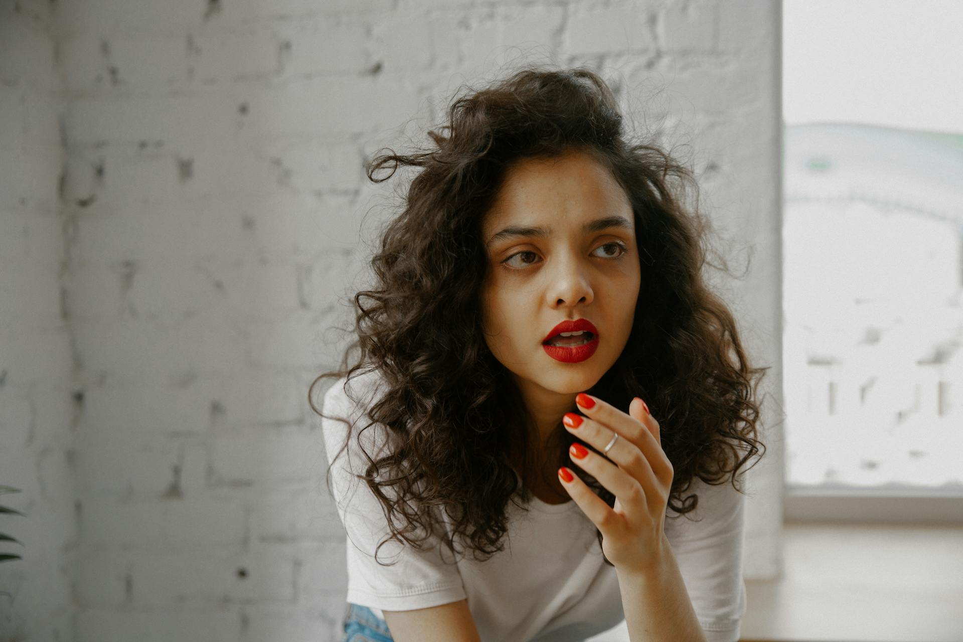 A woman speaking to someone | Source: Pexels