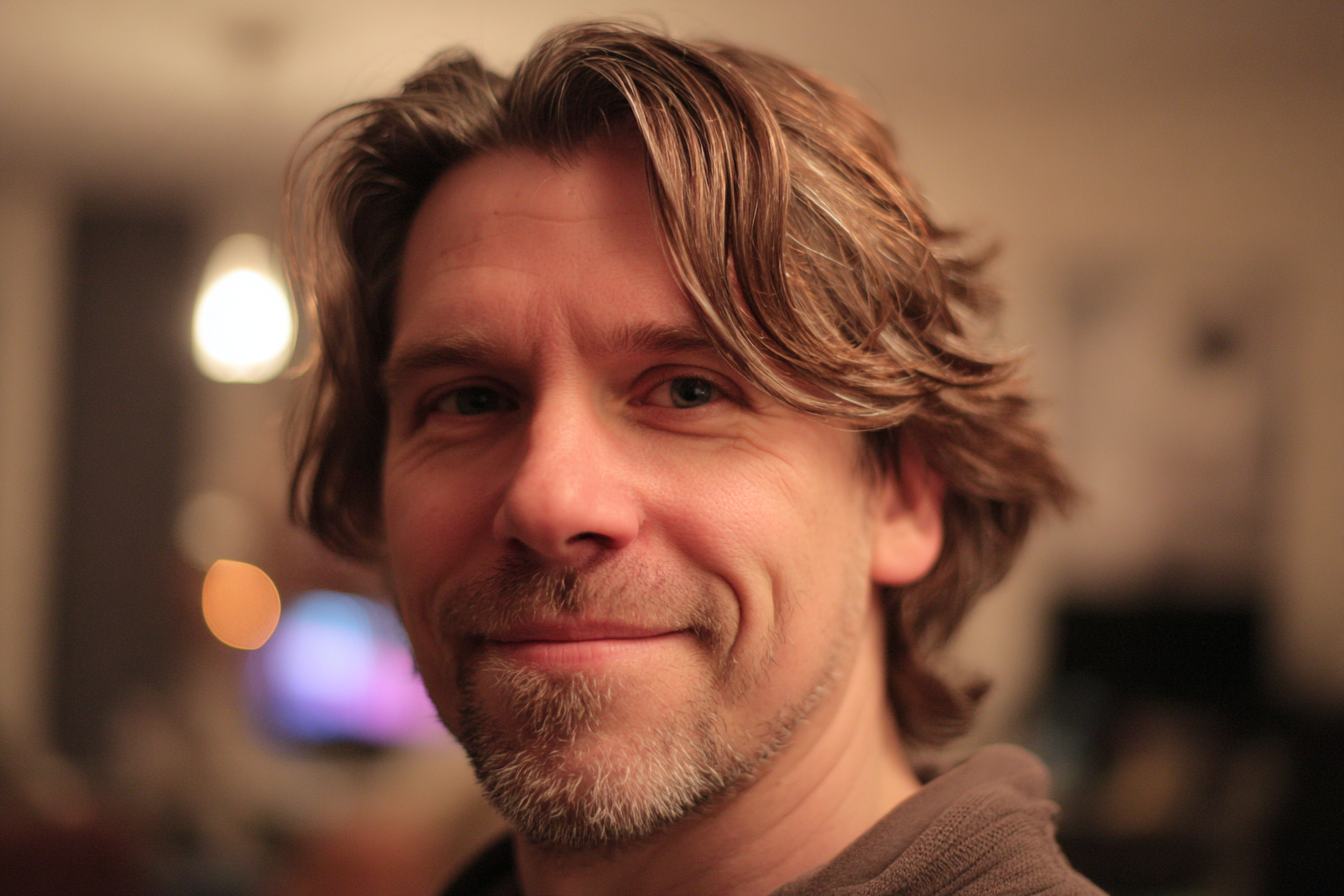 A man smiling | Source: Midjourney