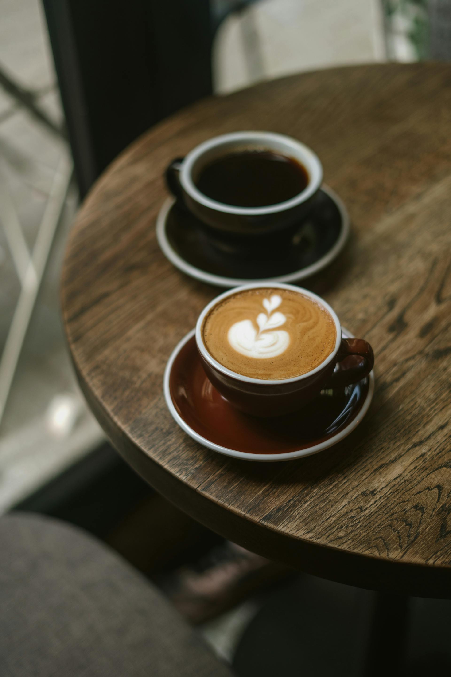 A photo showing two cups of coffee on a table | Source: Pexels