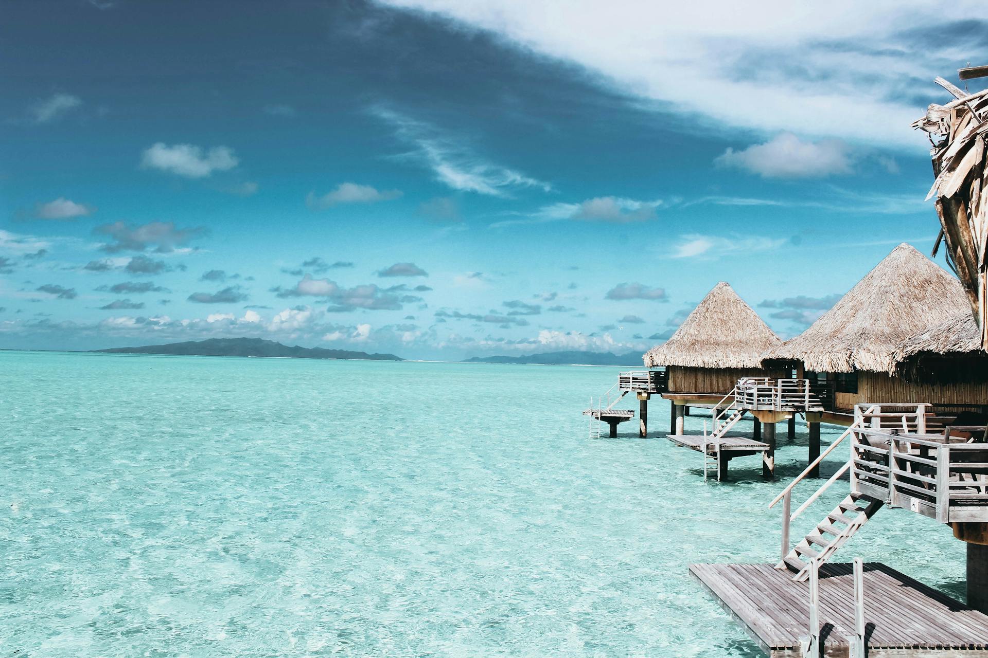 Small bungalows by the beach on an island | Source: Pexels