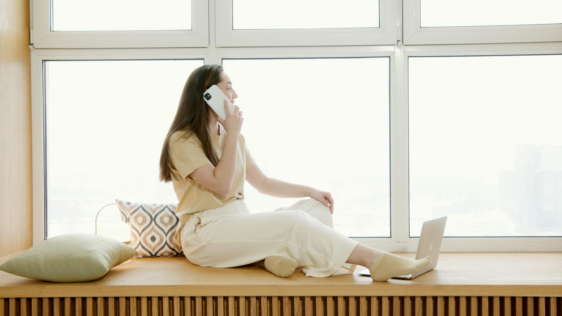 A woman talking on the phone | Source: Pexels
