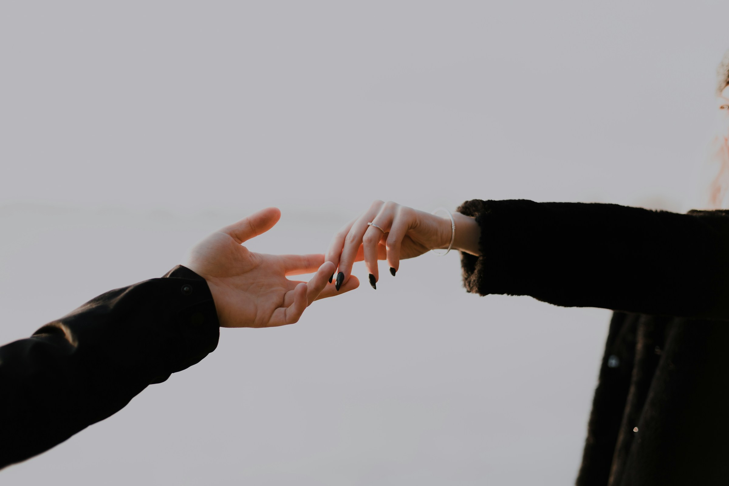 Close-up shot of a couple holding hands | Source: Unsplash