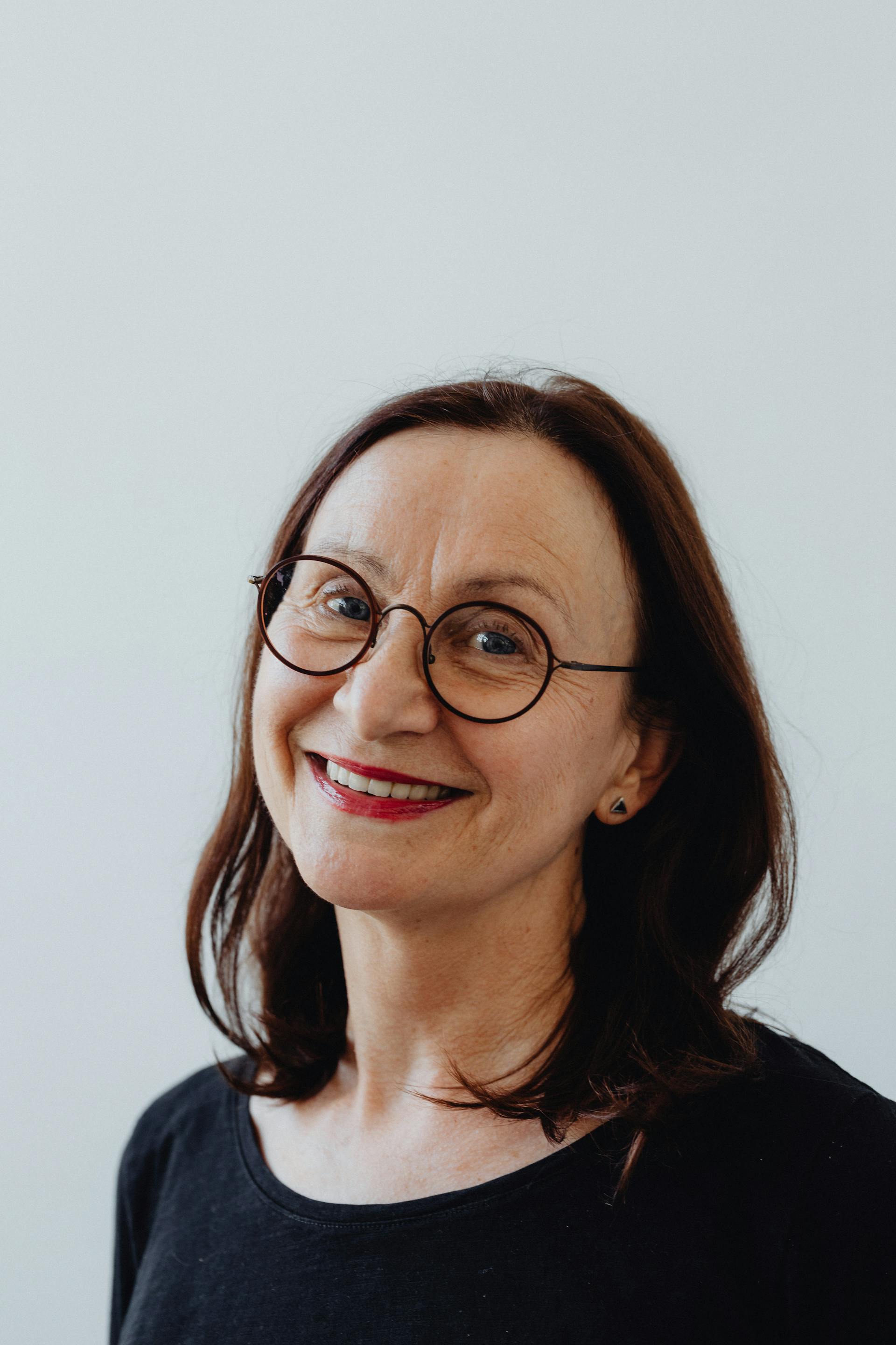 A woman smiling at someone | Source: Pexels