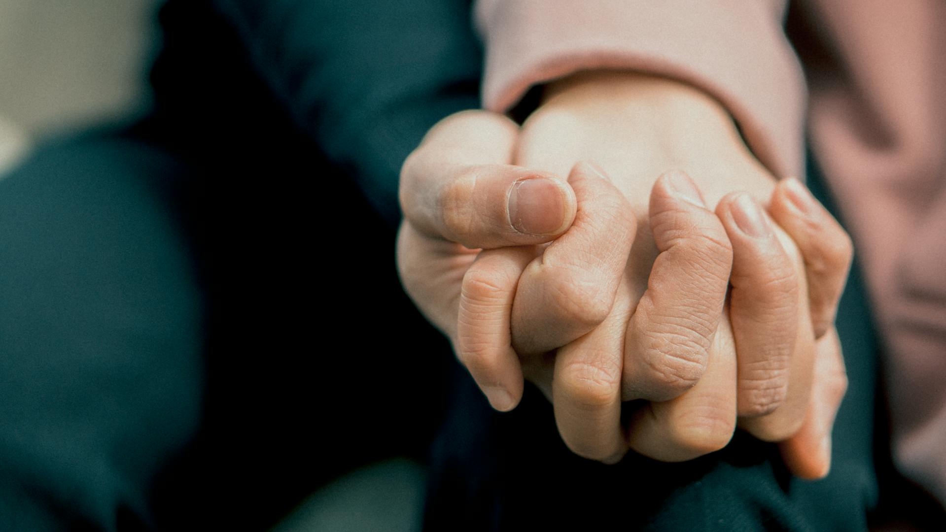 Holding hands | Source: Pexels