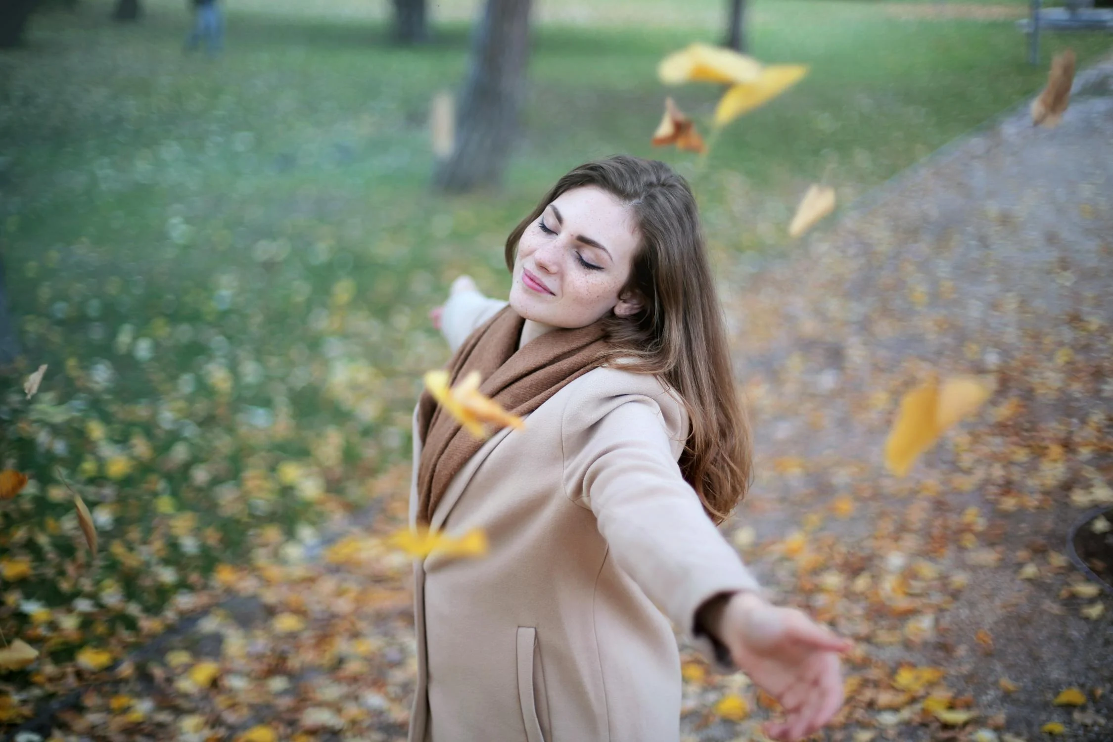 A woman dancing in the leaves | Source: Pexels