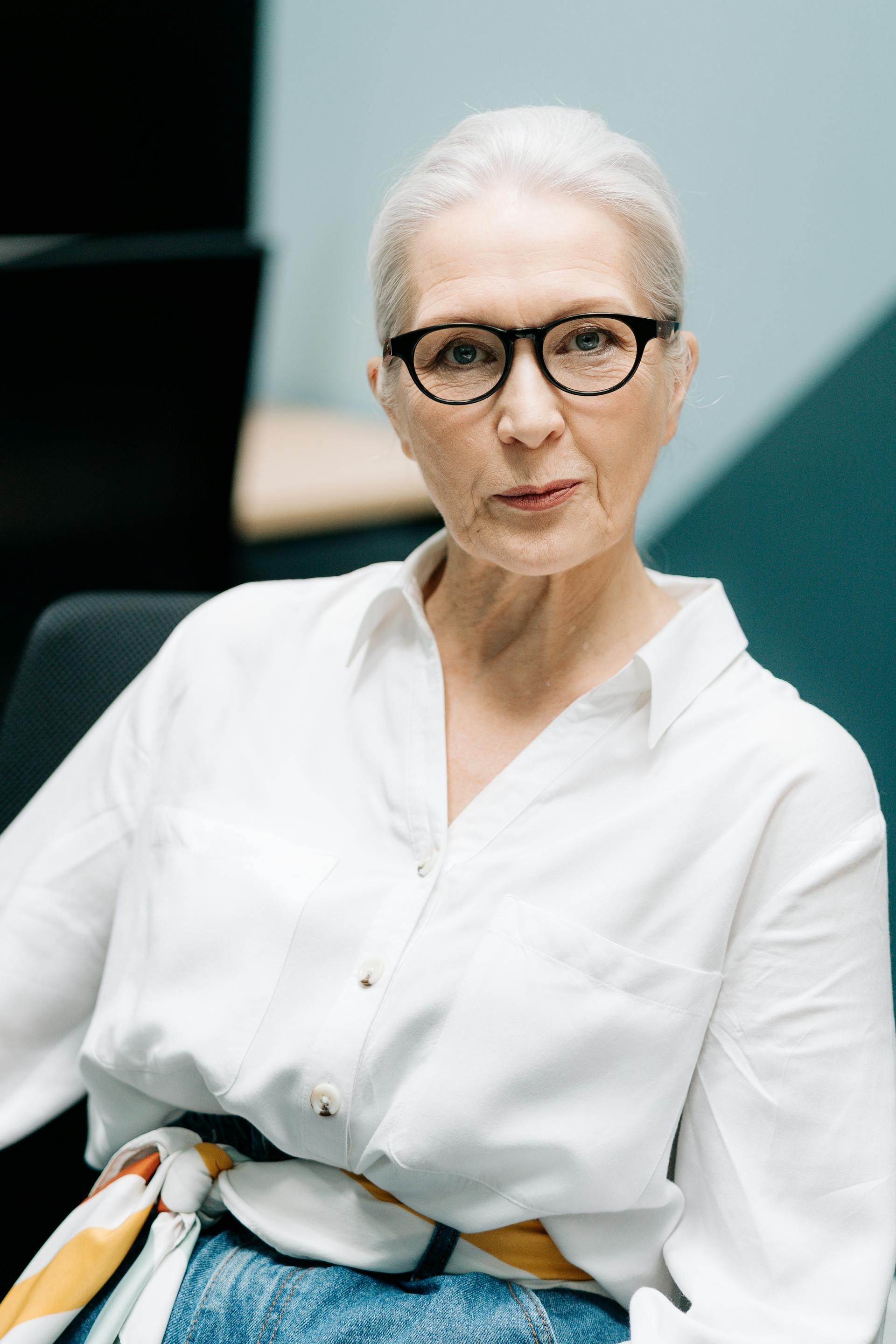 A senior woman sitting on a chair | Source: Pexels