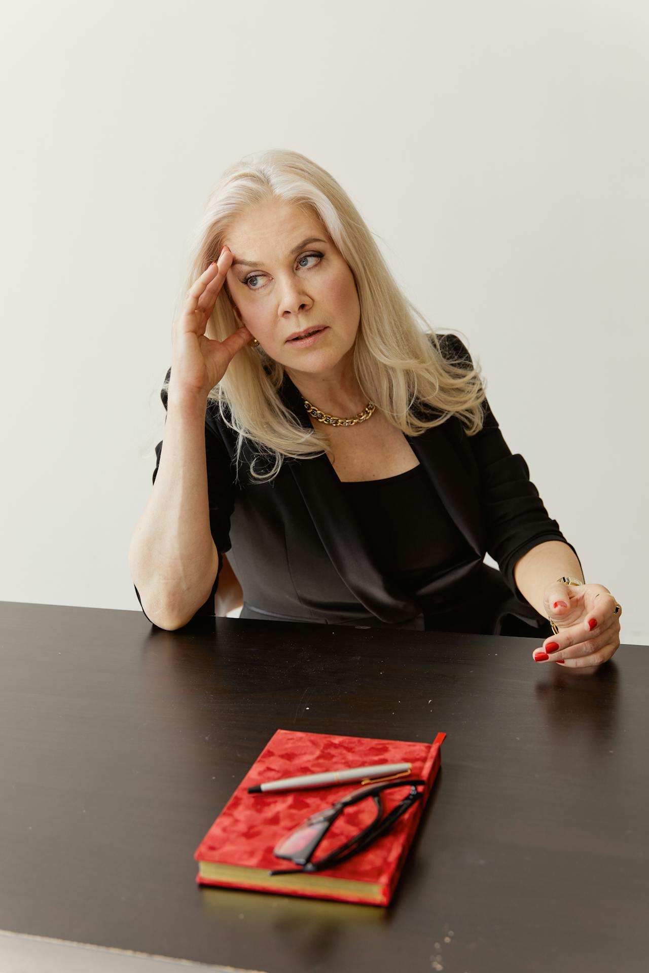 A shaken older woman | Source: Pexels