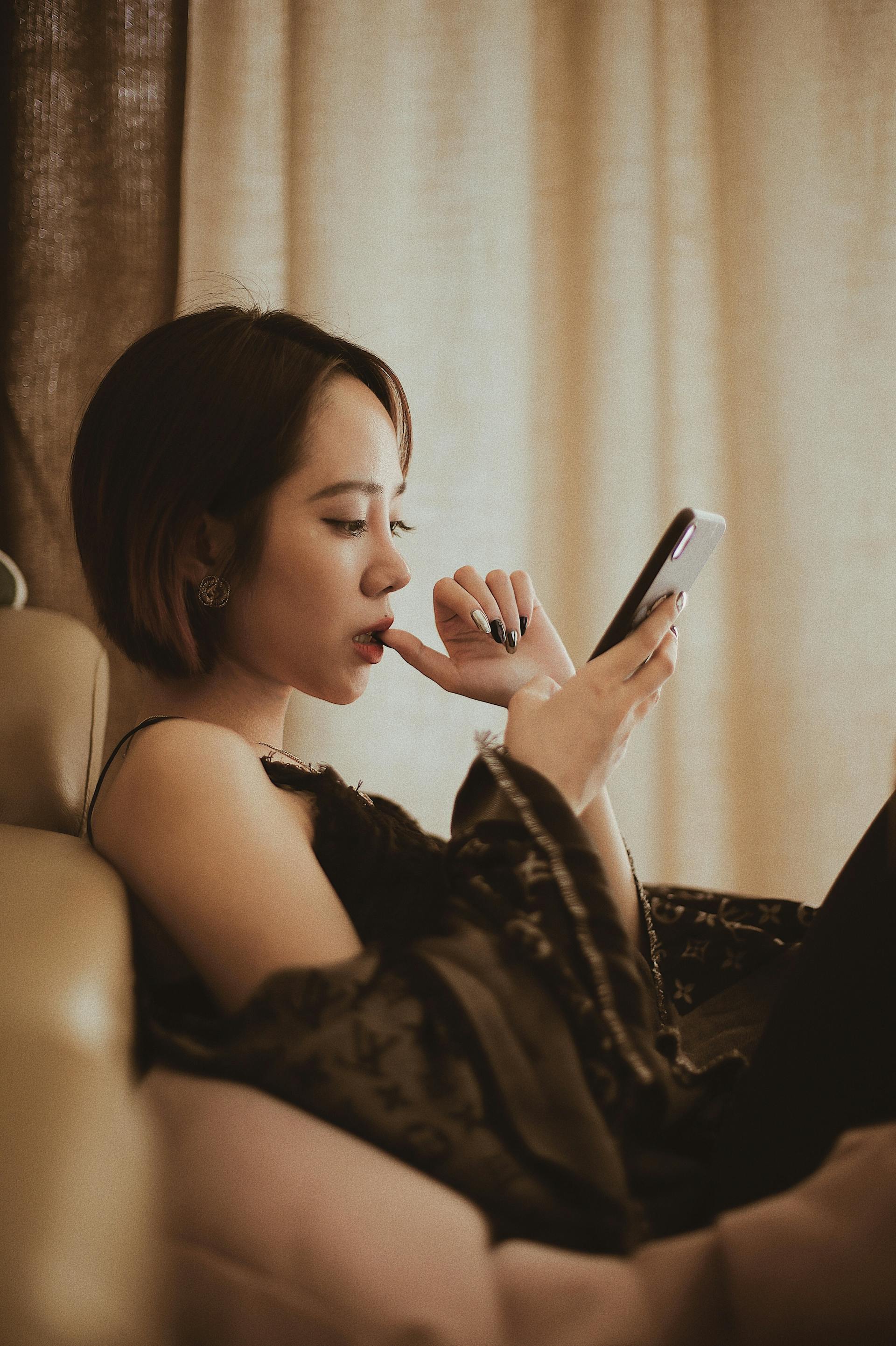 A woman looking at her cell phone | Source: Pexels