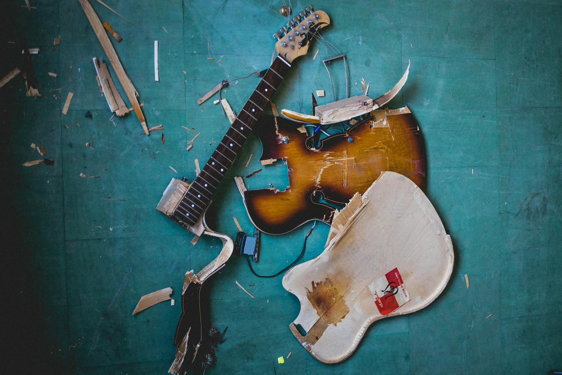 A shattered guitar | Source: Pexels