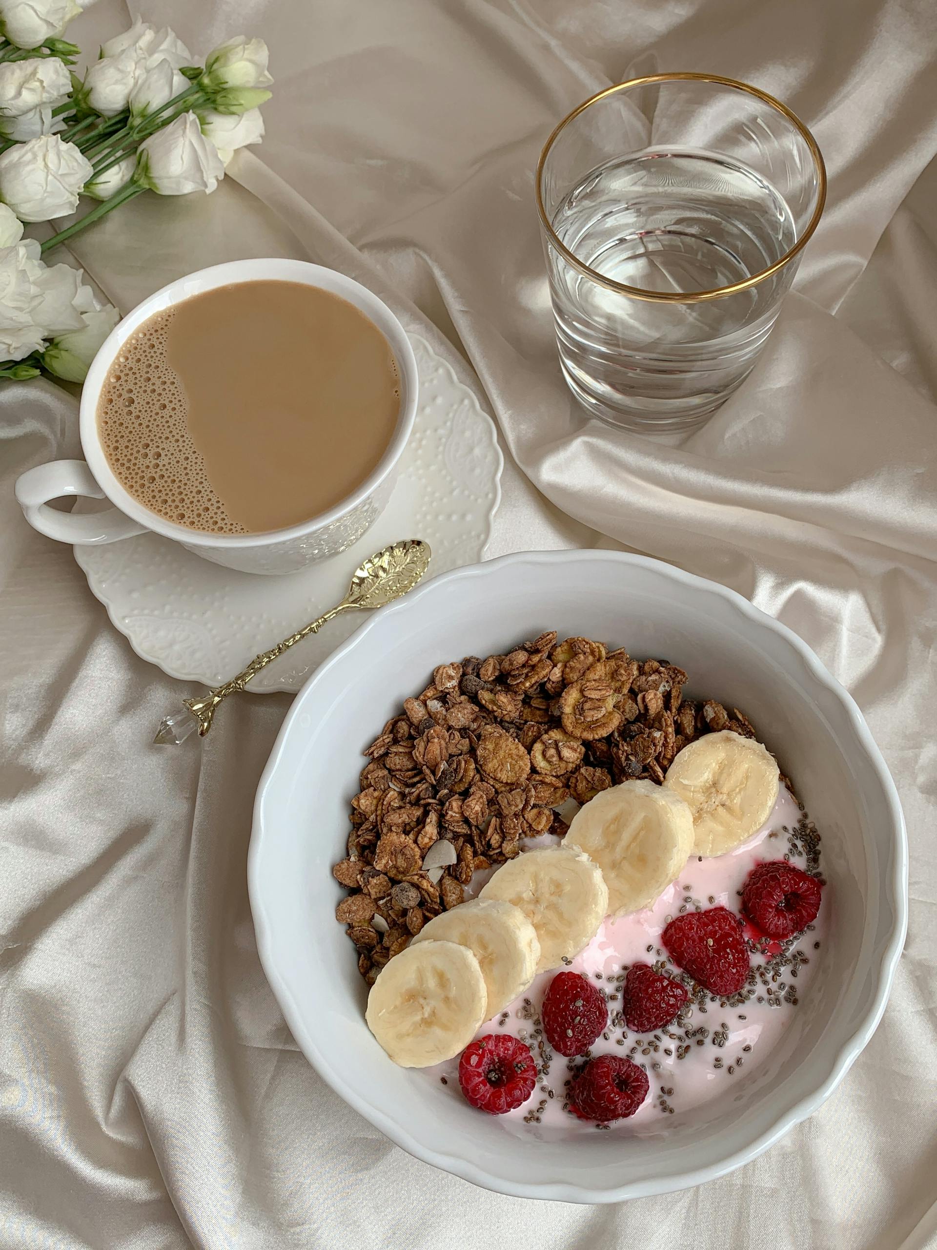 A bowl of cereal lying next to a cup of tea | Source: Pexels