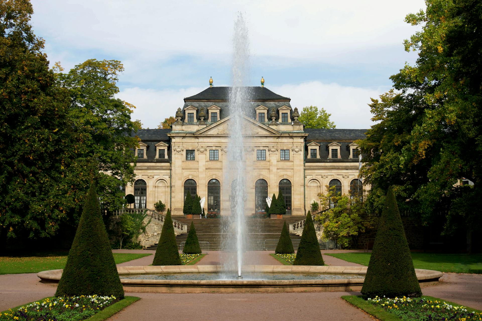 A mansion with a formal garden | Source: Pexels