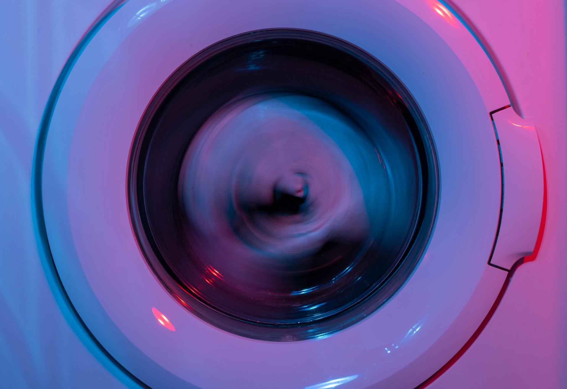 Clothes spinning in a washing machine | Source: Pexels