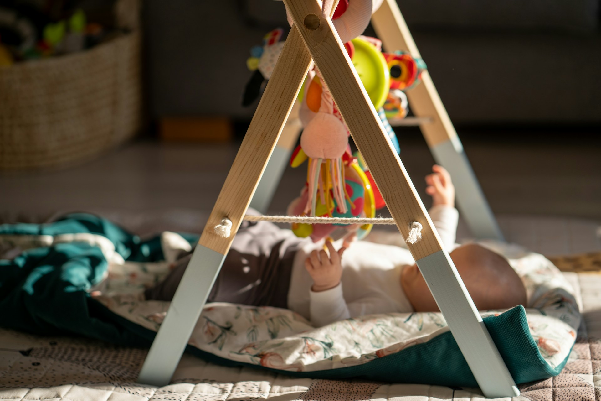Um bebê brincando com brinquedos | Fonte: Unsplash