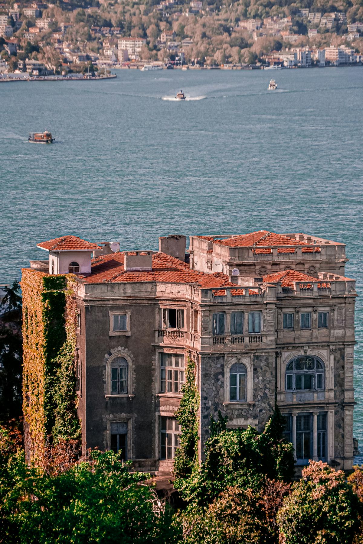 A seaside mansion | Source: Pexels