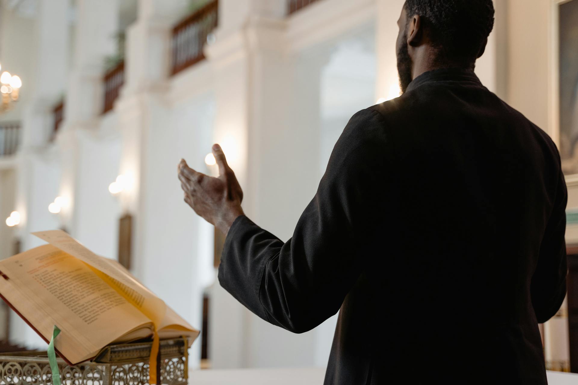 A priest at a pulpit | Source: Pexels