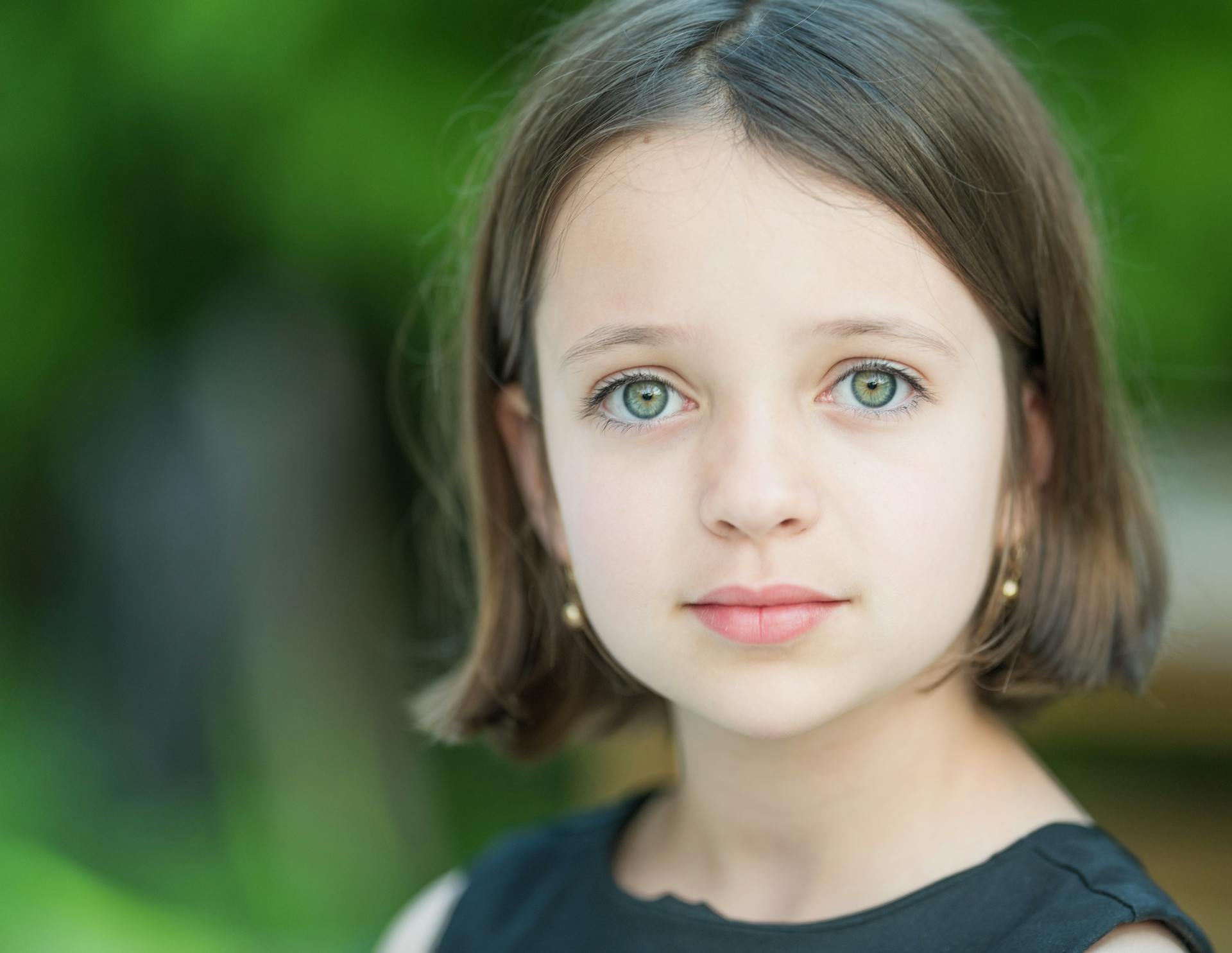 A little girl standing outdoors | Source: Pexels