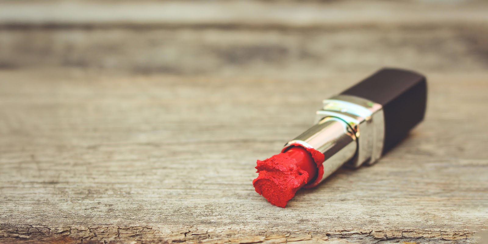 A red lipstick | Source: Shutterstock