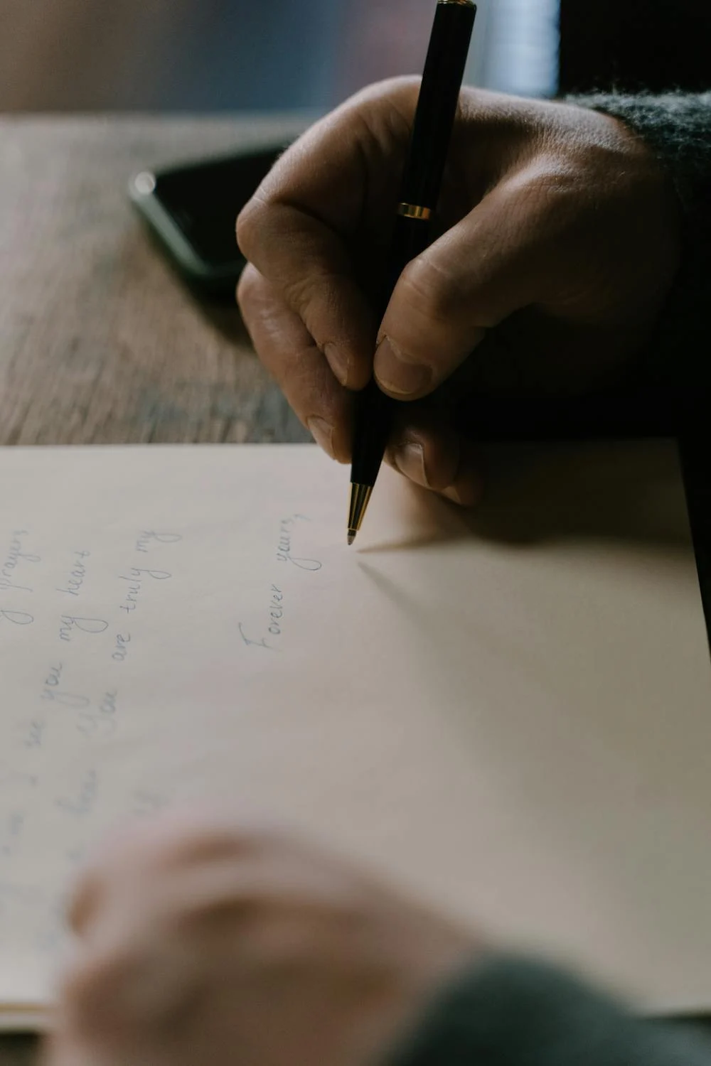 A man writing a letter | Source: Pexels