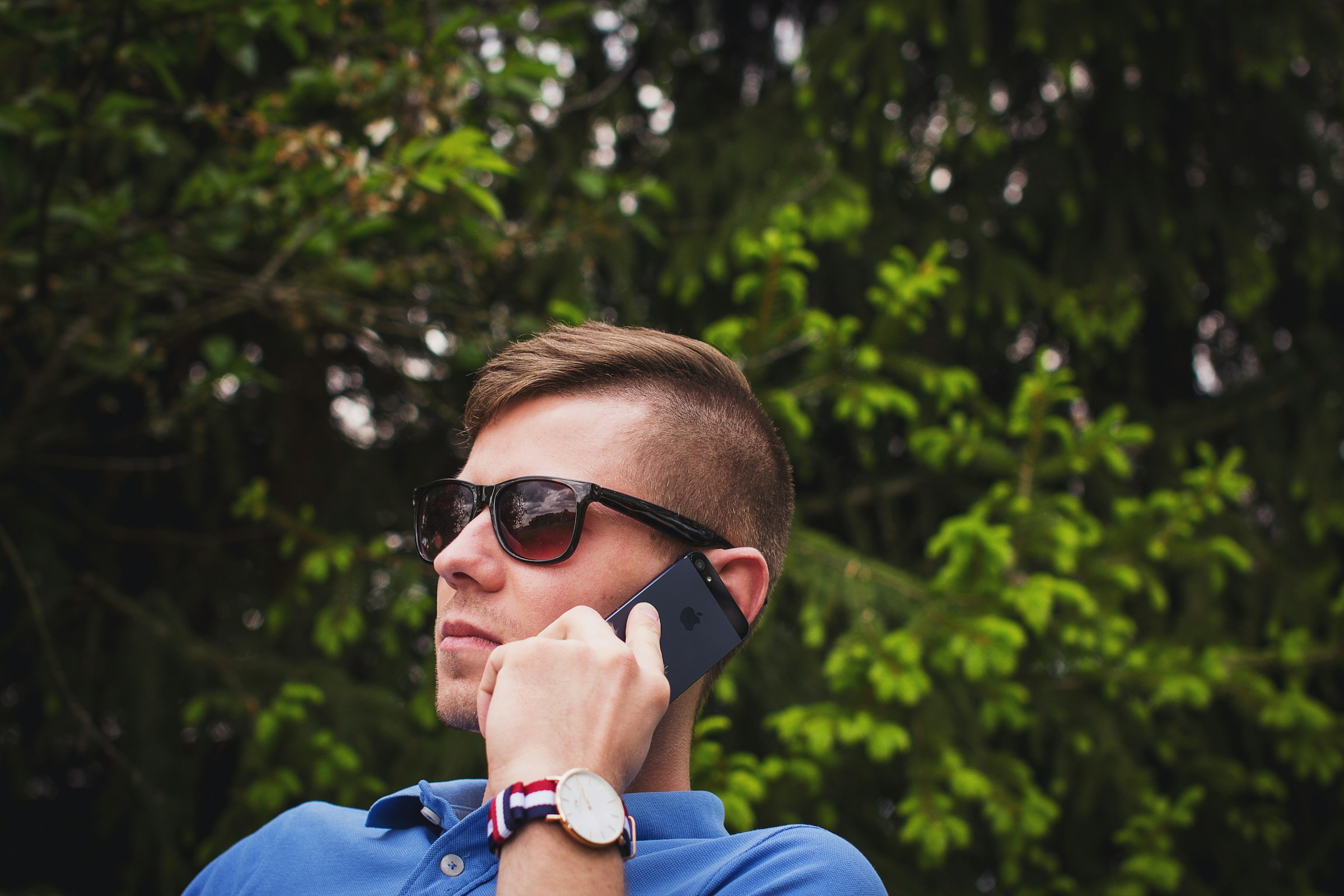 A young man talking on the phone | Source: Unsplash