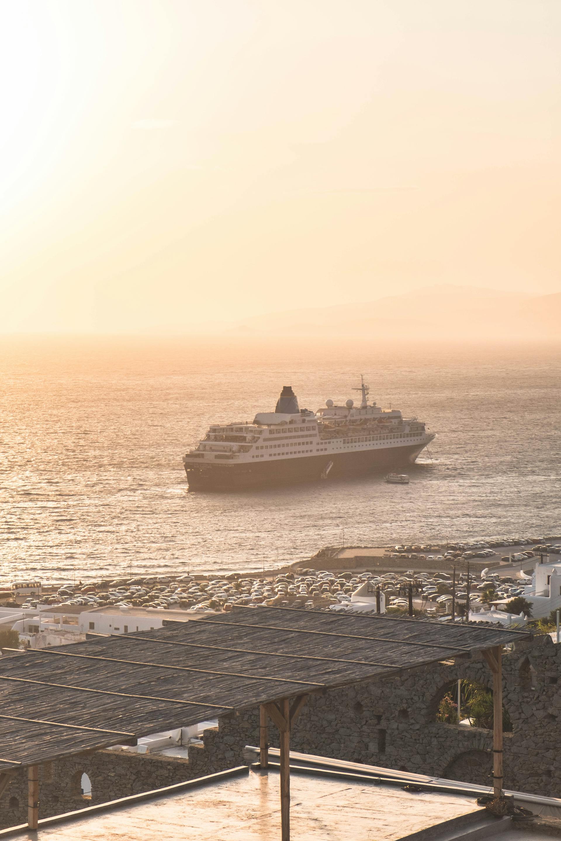 A cruise ship close to land | Source: Pexels