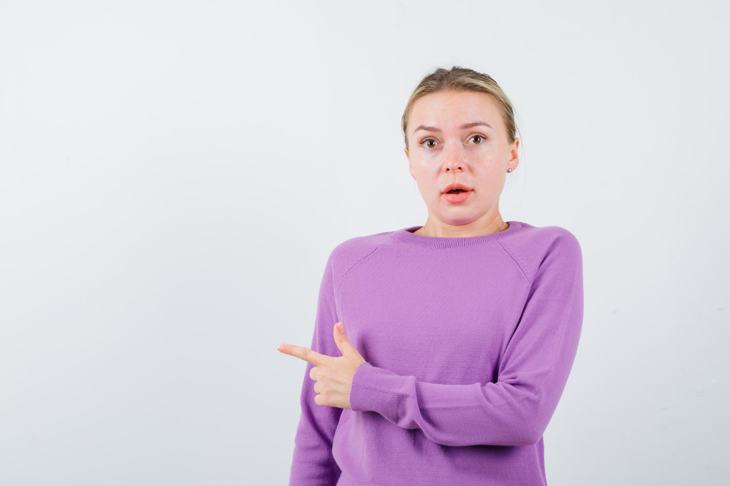Uma mulher apontando o dedo | Fonte: Freepik