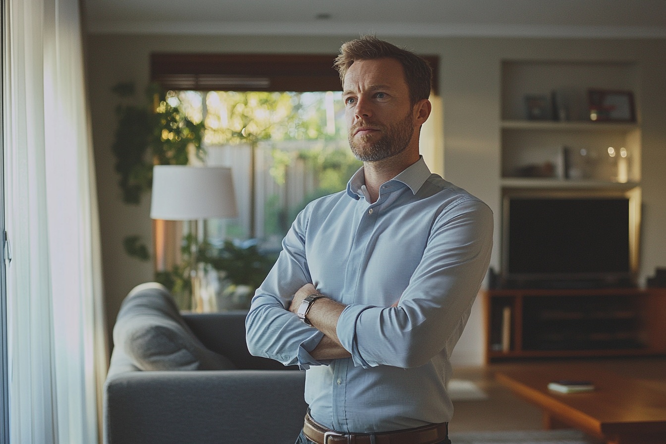 Un homme déterminé debout dans un salon | Source : Midjourney