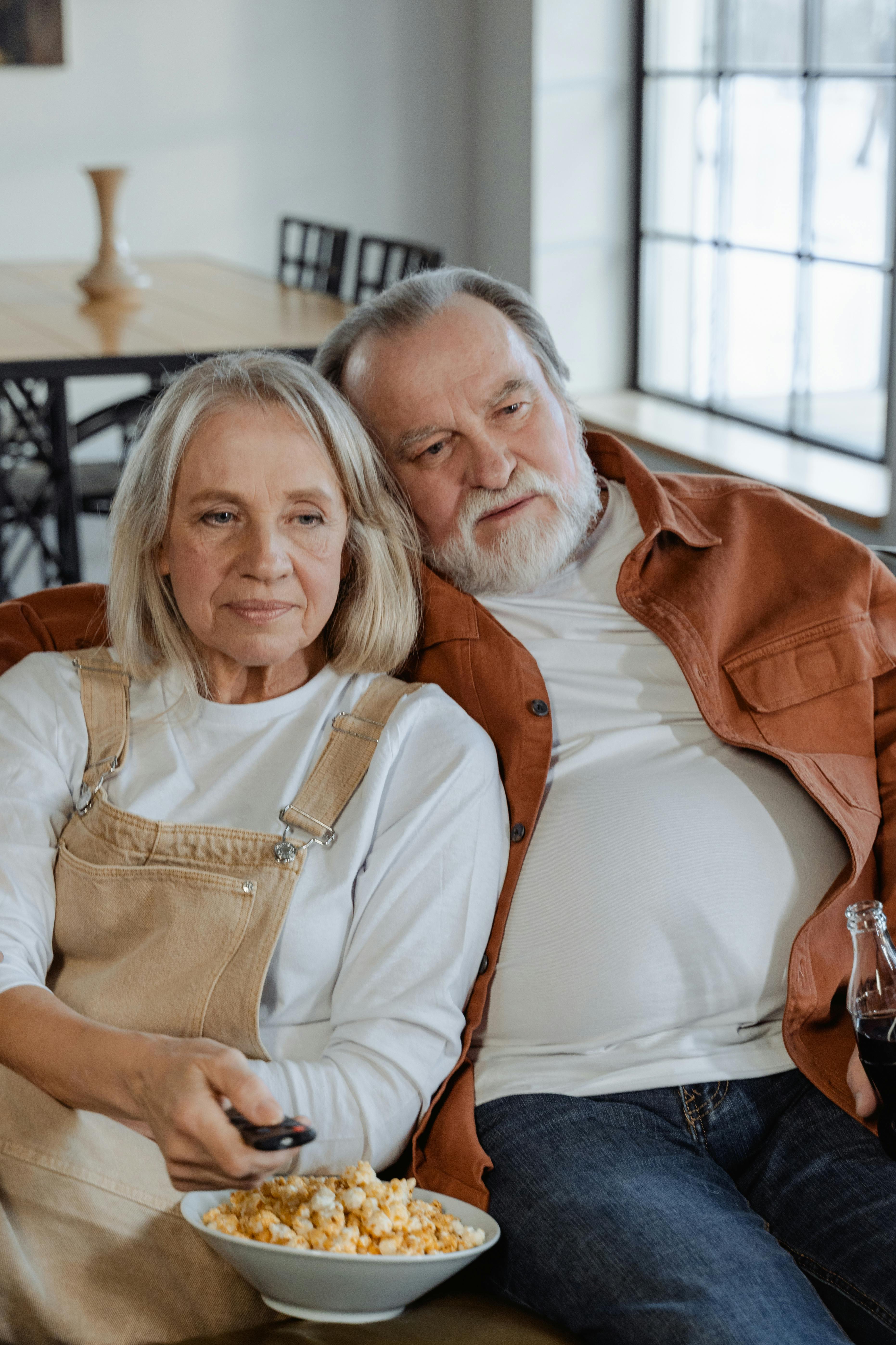 An elderly couple watching TV | Source: Pexels