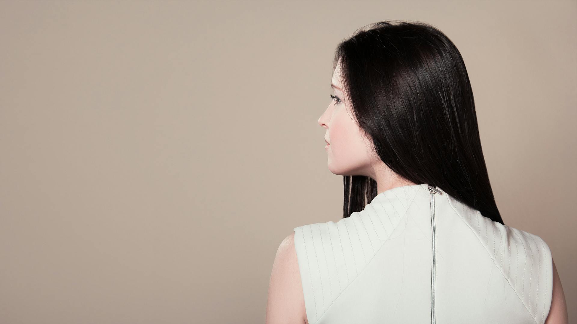 A woman glancing over her shoulder | Source: Pexels
