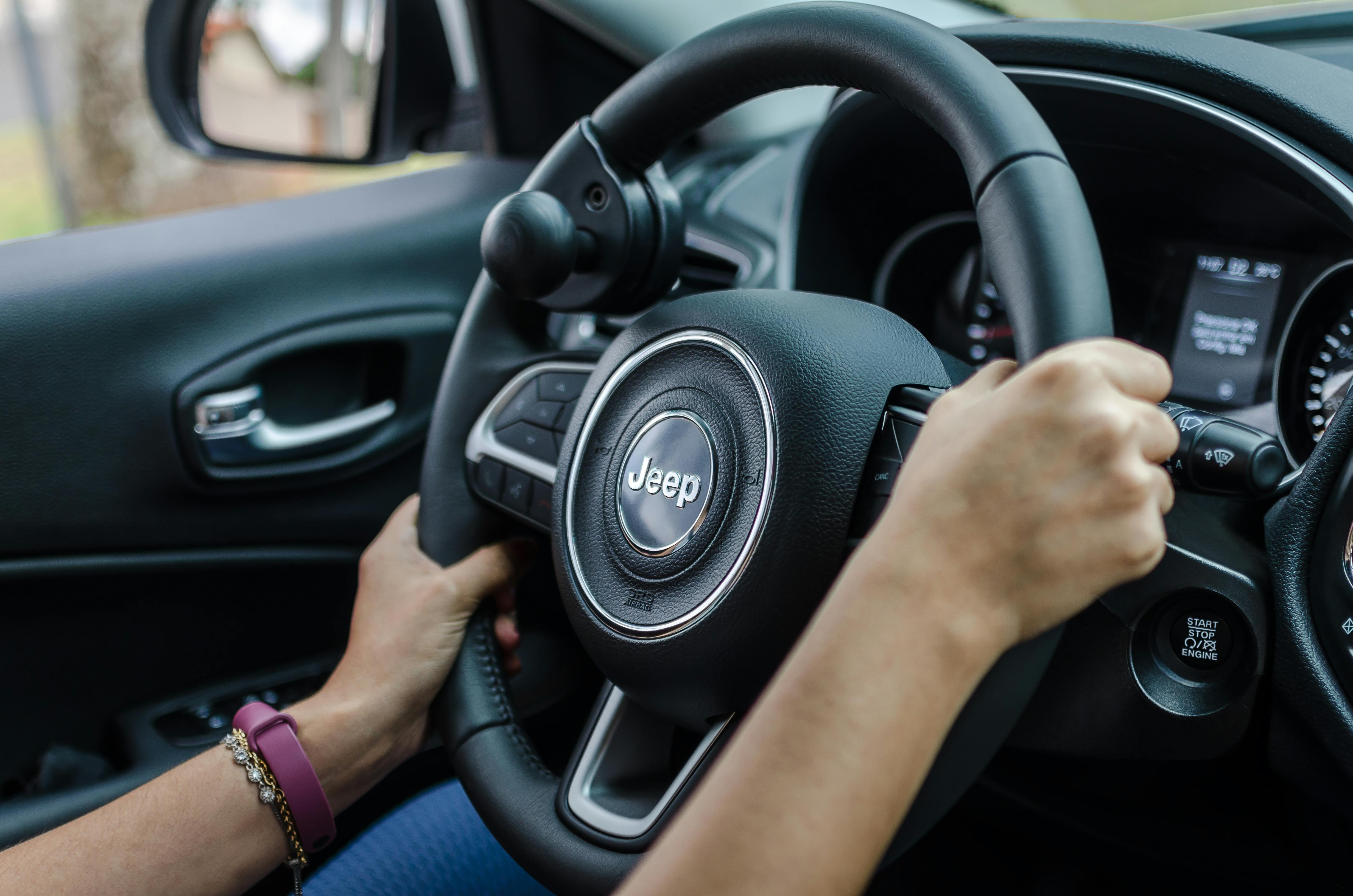 Hands gripping the steering wheel | Source: Pexels