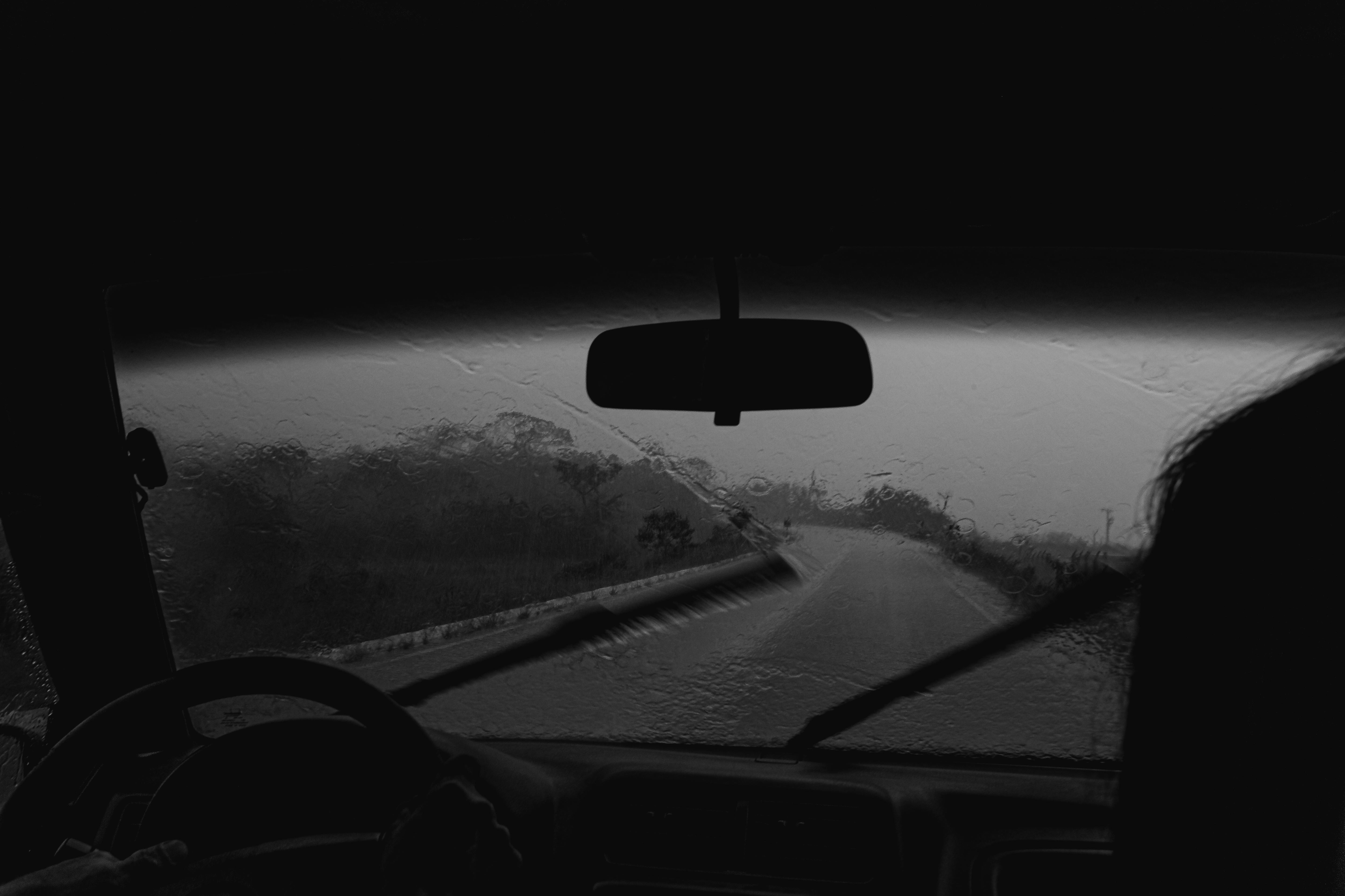 A person driving a car while its raining | Source: Pexels