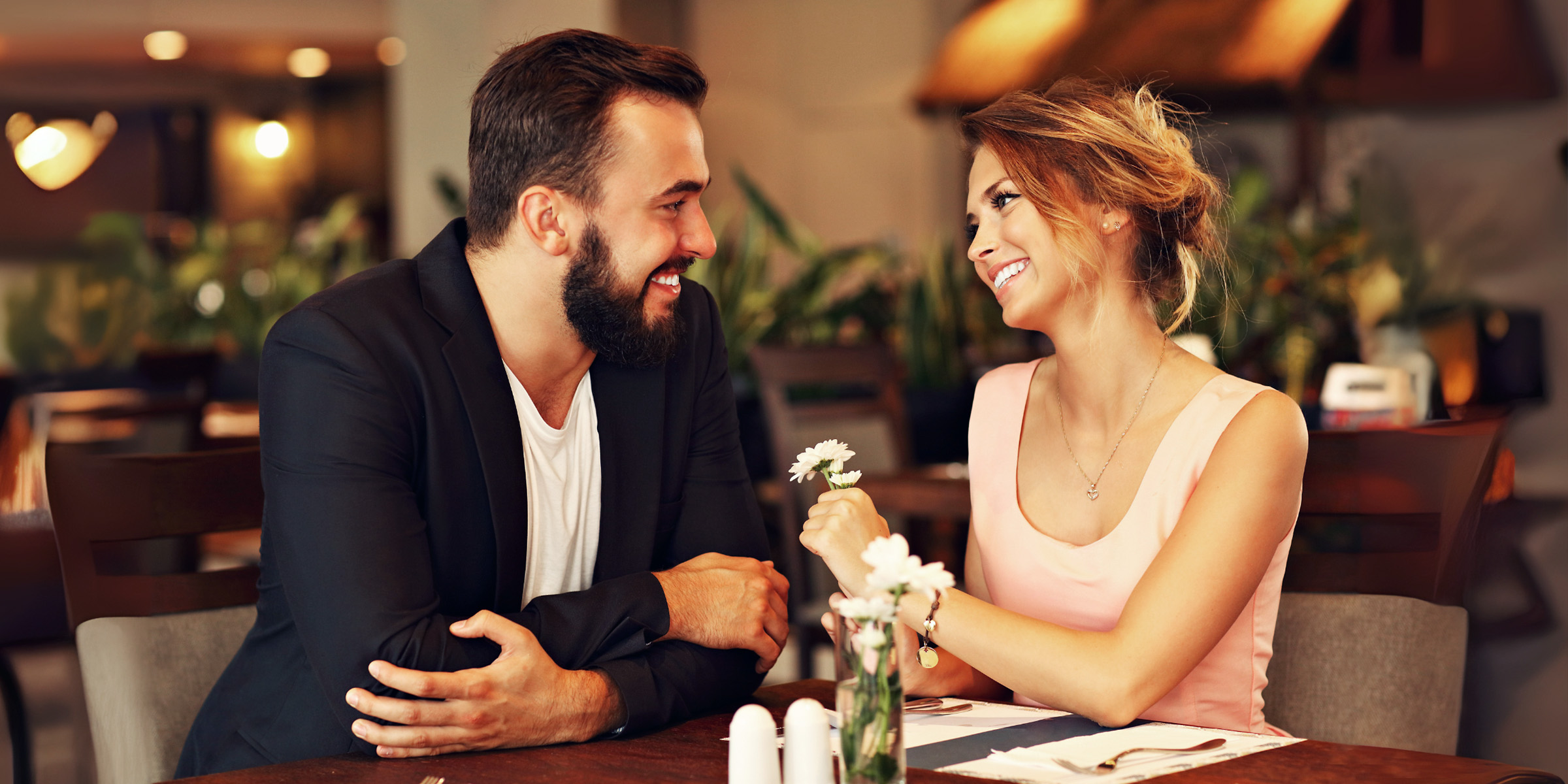 A happy couple on a romantic restaurant date | Source: Shutterstock