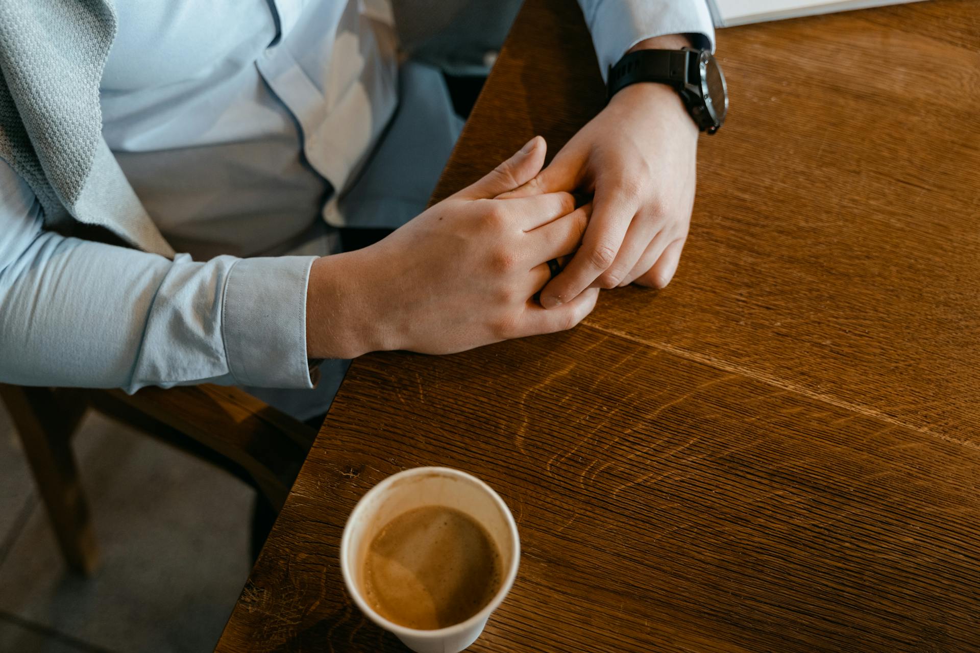 A man's hands on a table | Source: Pexels