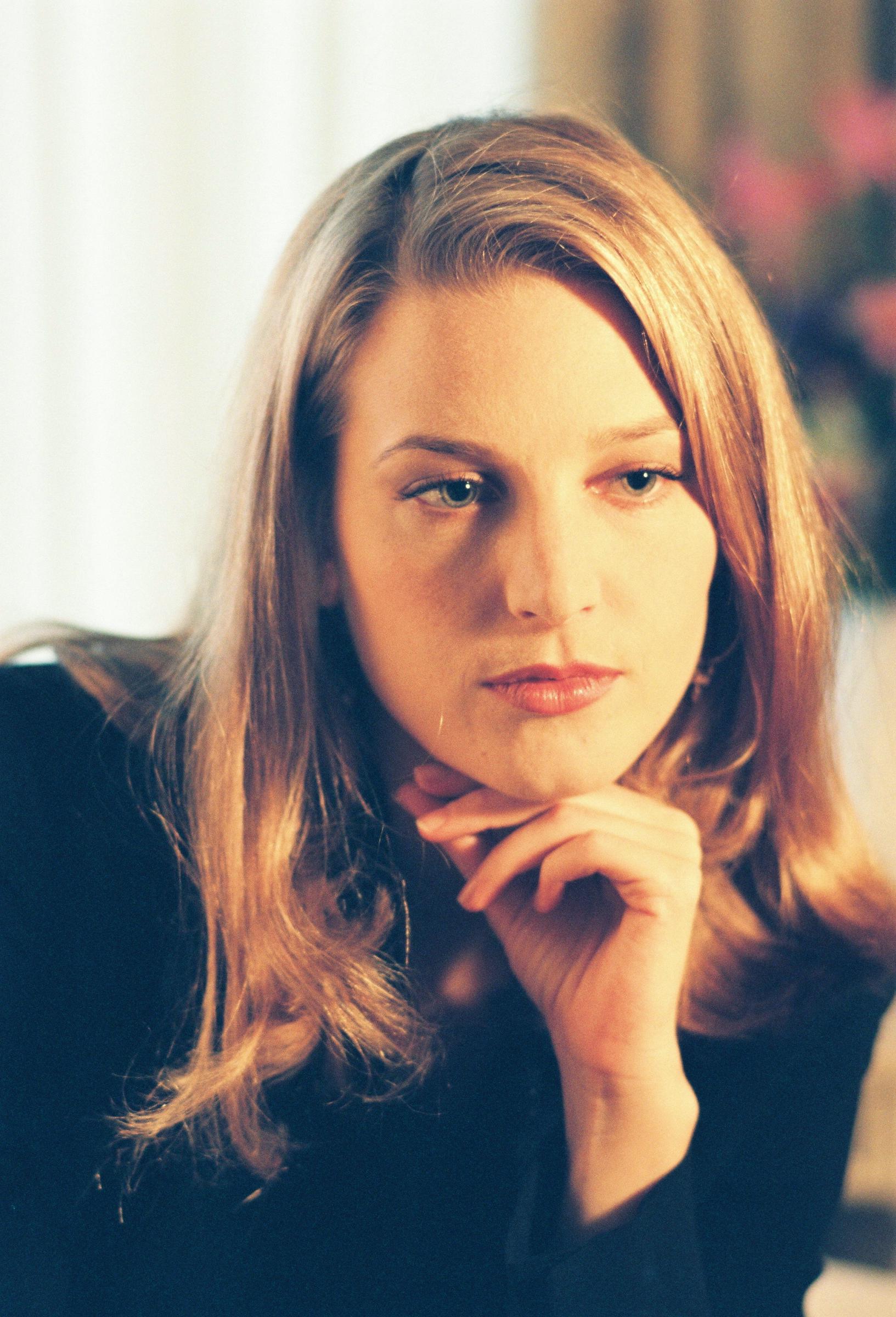 Bridget Fonda posing for photographs during the Asahi Shimbun interview on September 27, 1994 in Tokyo, Japan | Source: Getty Images